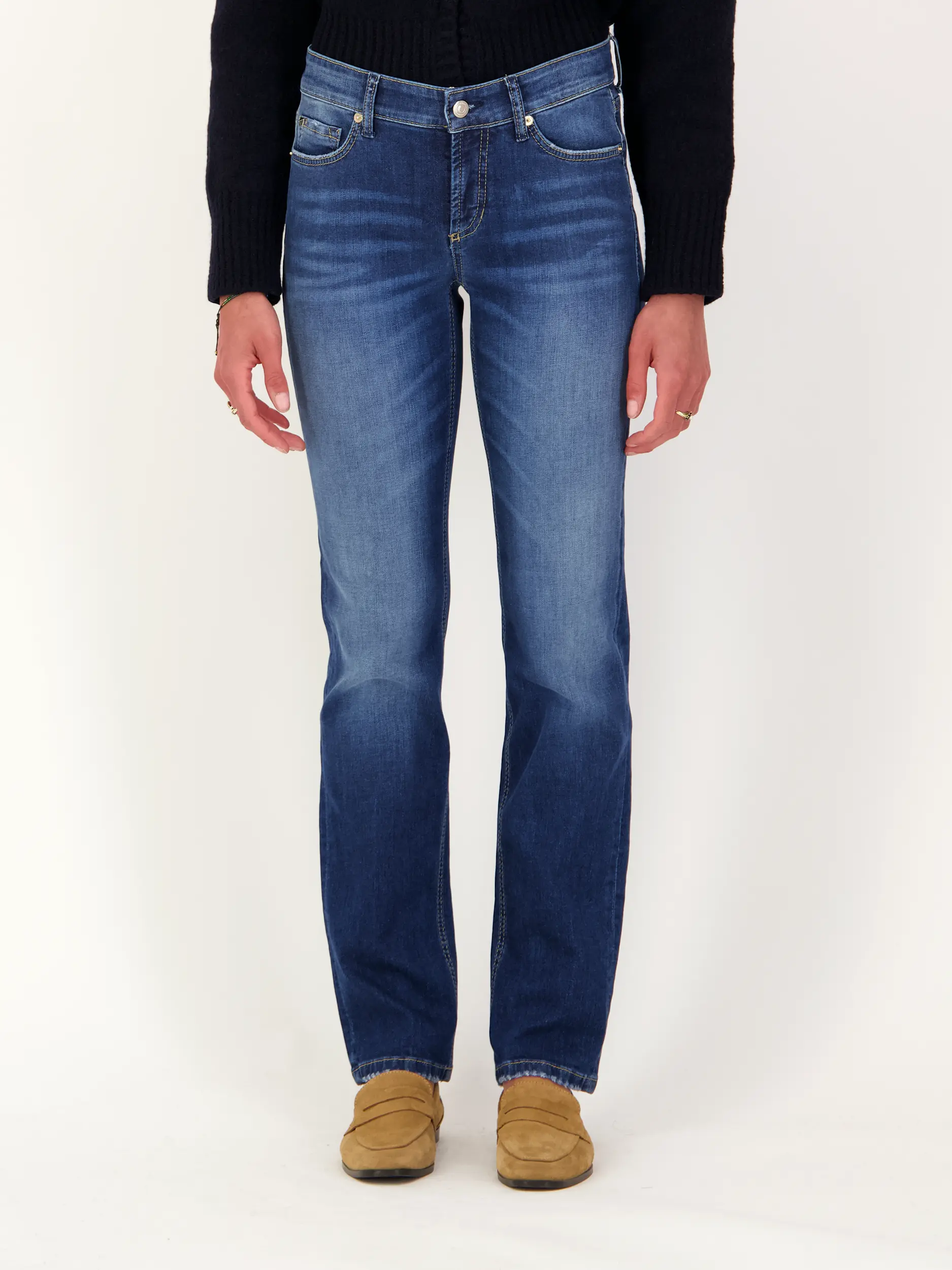 Low Rise Straight Leg Jeans 'Piper long' - Artikel Vorderseite getragen von einem Modell - Farbe: Blau