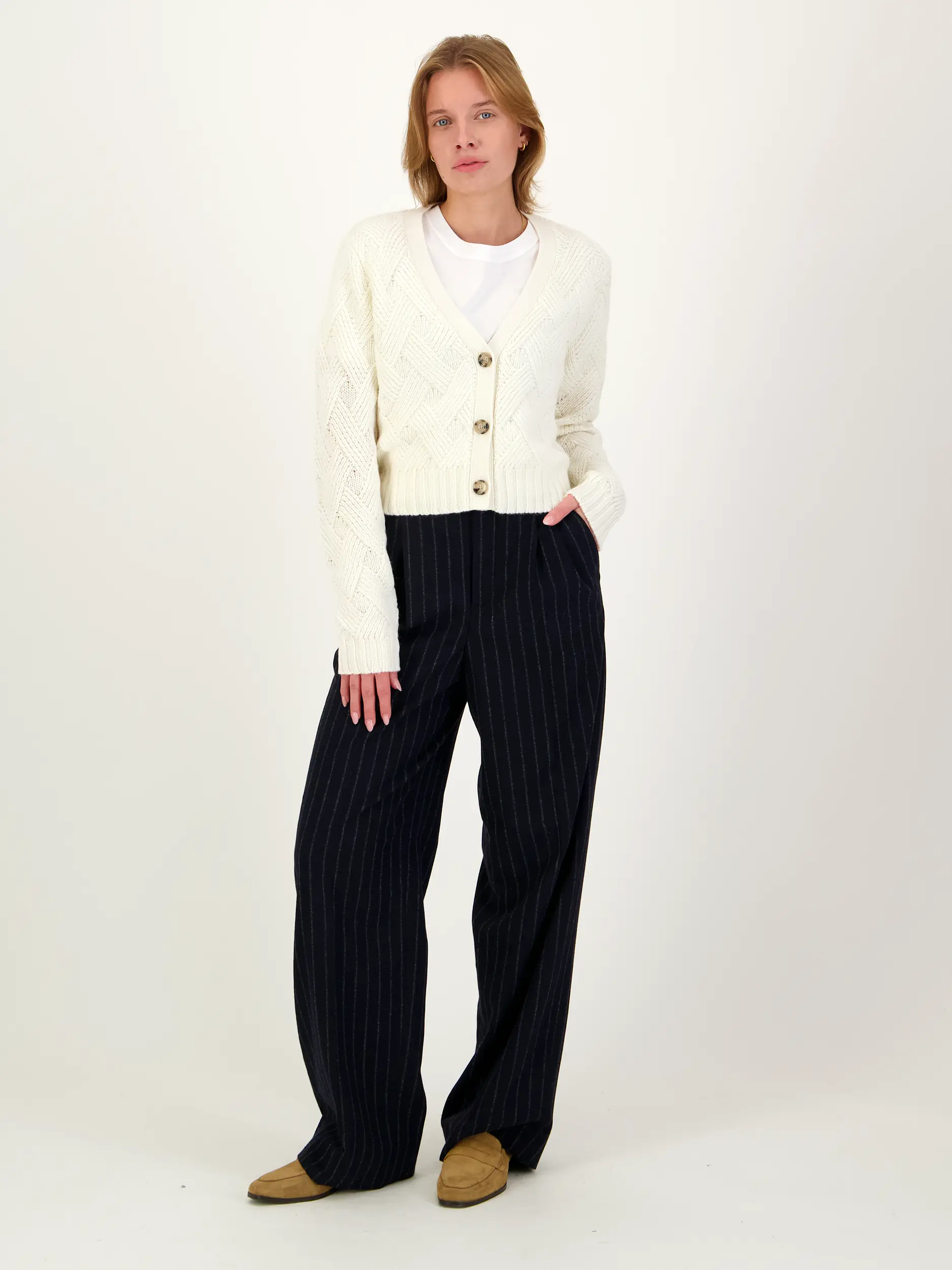 Strickjacke aus Wolle - Artikel Teil eines Outfits getragen von einem Modell - Farbe: Creme