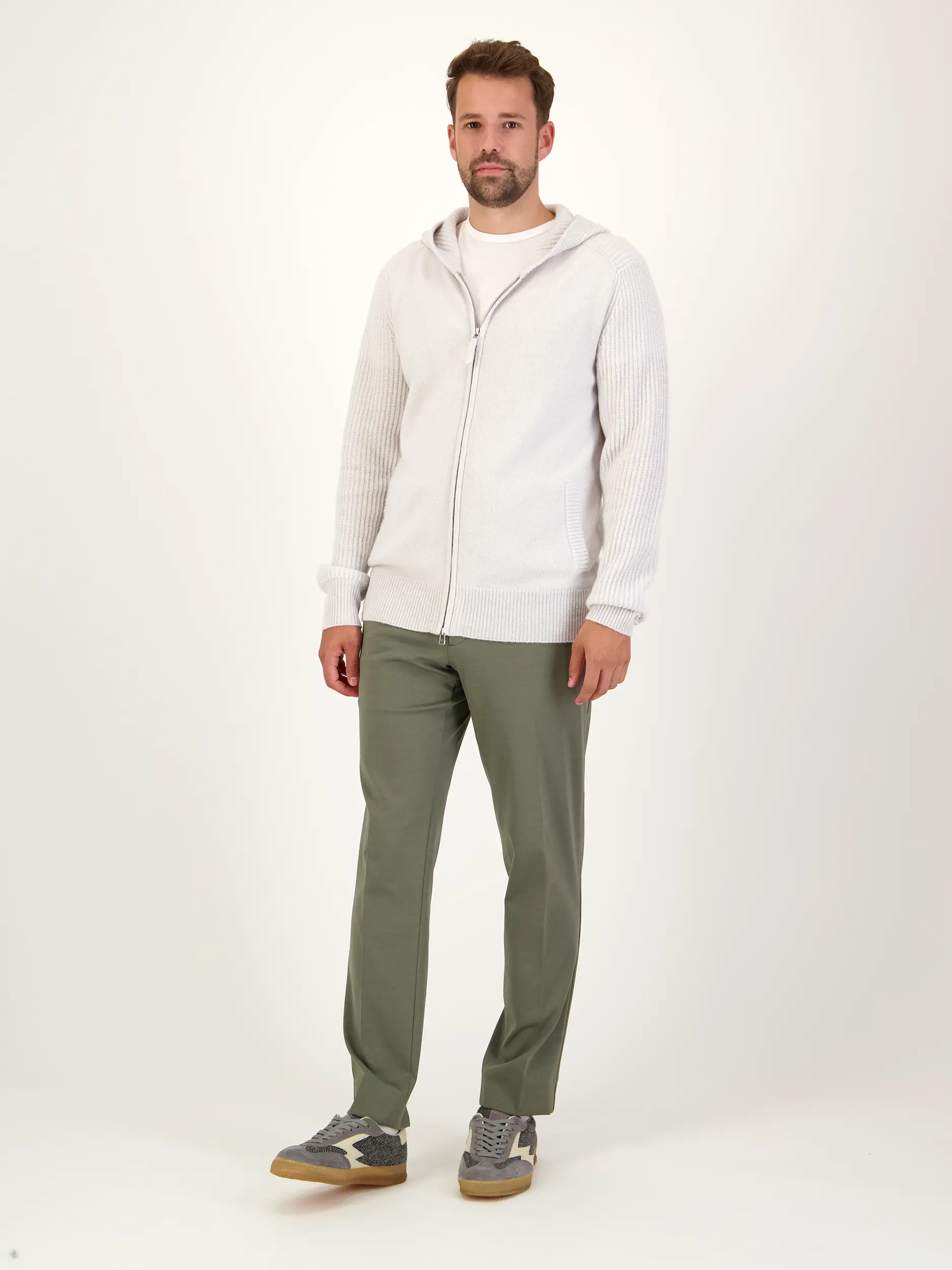 Chino 'Davide' - Artikel Teil eines Outfits getragen von einem Modell - Farbe: Grün