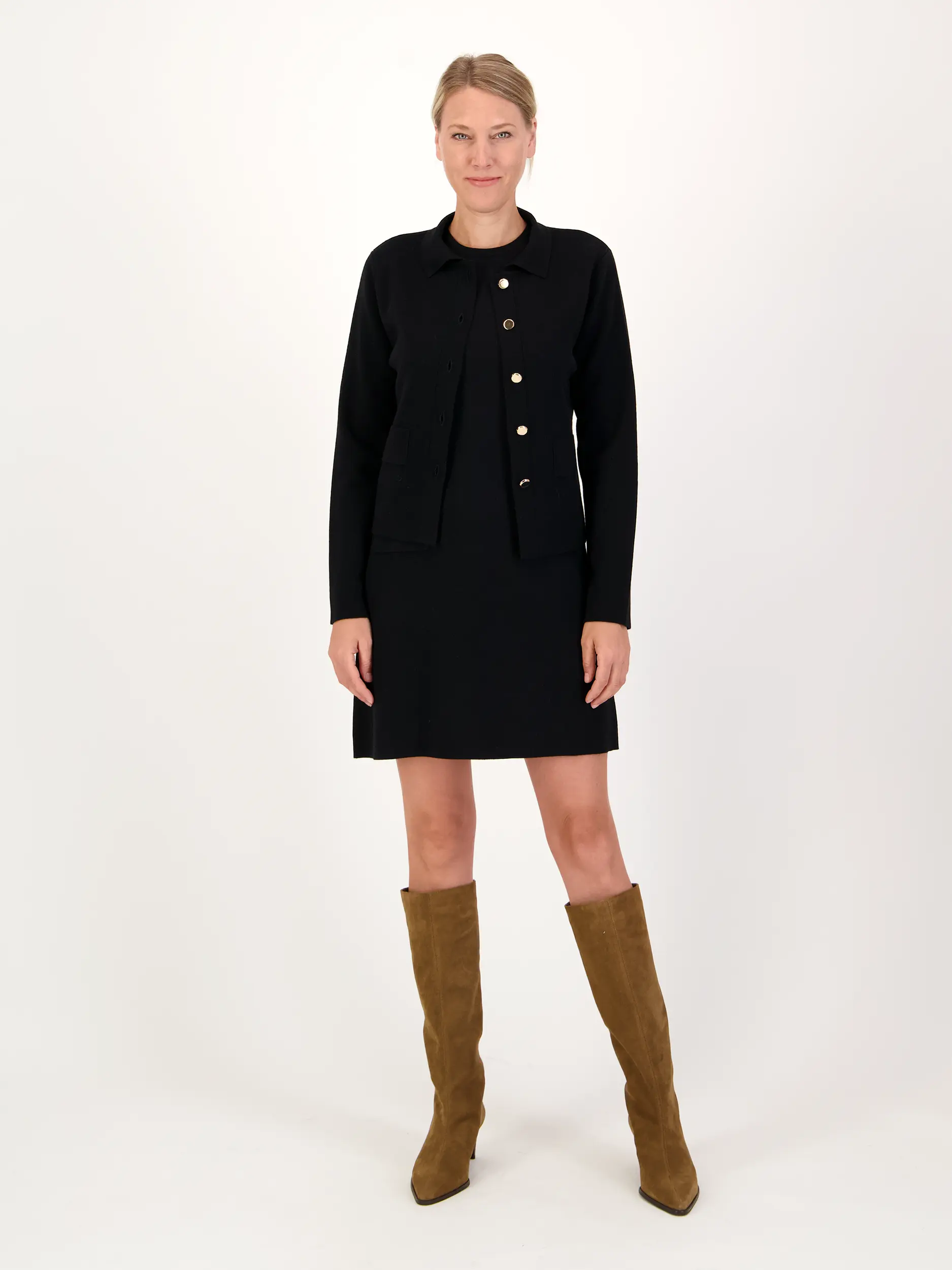 Mini Wollkleid kurzarm - Artikel Teil eines Outfits getragen von einem Modell - Farbe: Schwarz