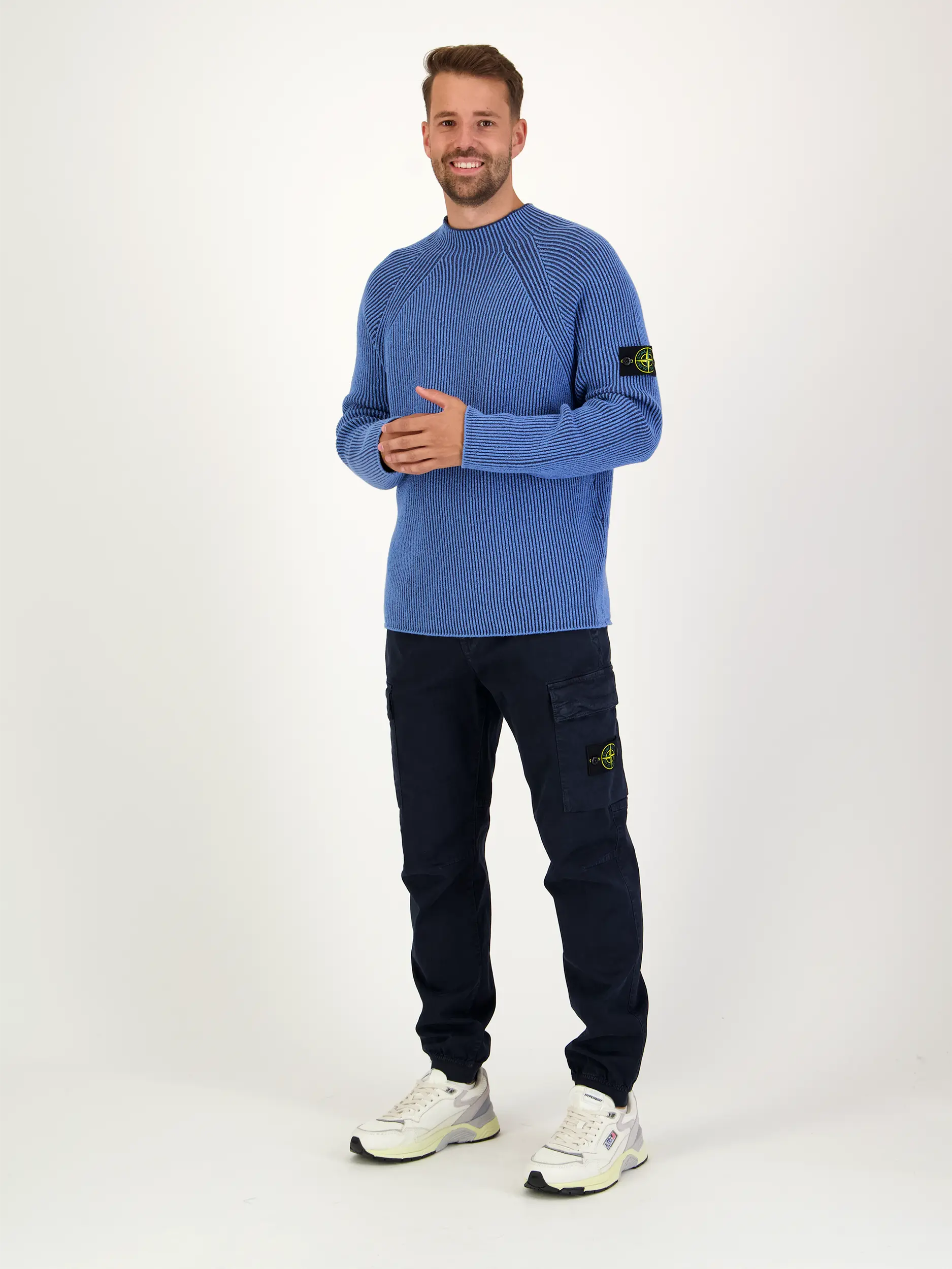 Pullover - Artikel Teil eines Outfits getragen von einem Modell - Farbe: Blau