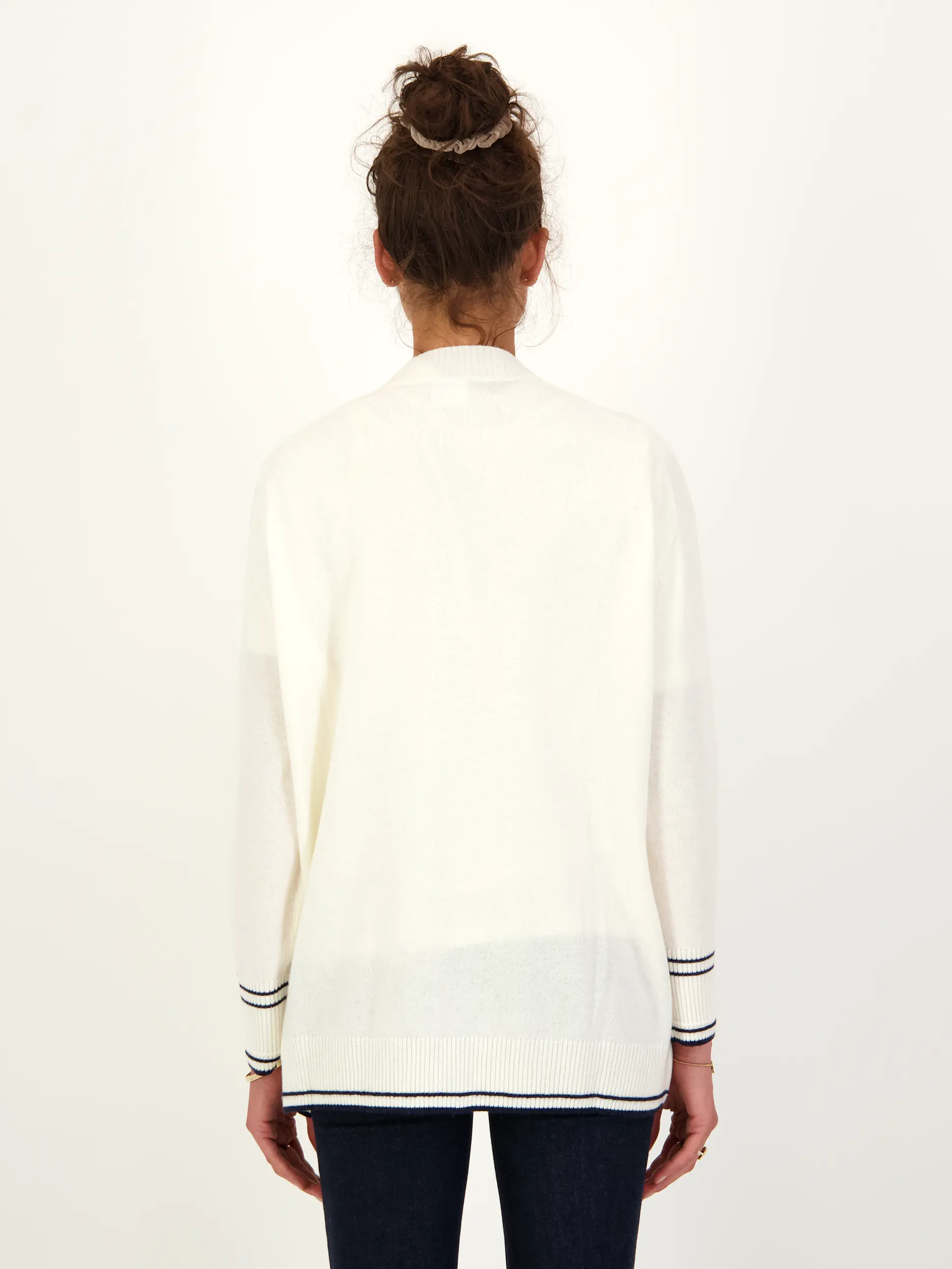 Strickjacke 'Cherry' aus Wolle - Artikel Rückseite getragen von einem Modell - Farbe: Creme