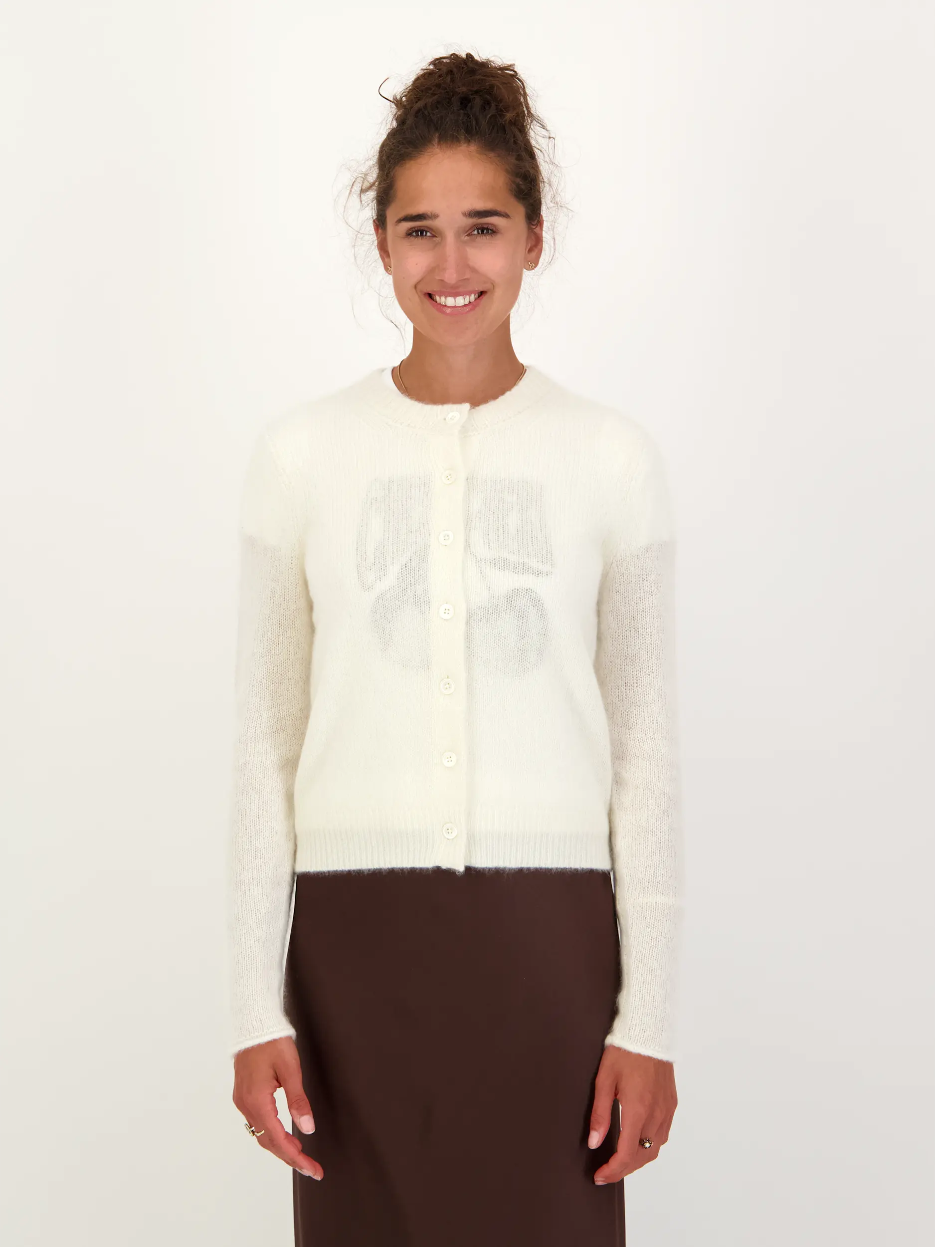 Strickjacke 'Luxury Love' aus Kaschmir - Artikel Vorderseite getragen von einem Modell - Farbe: Creme