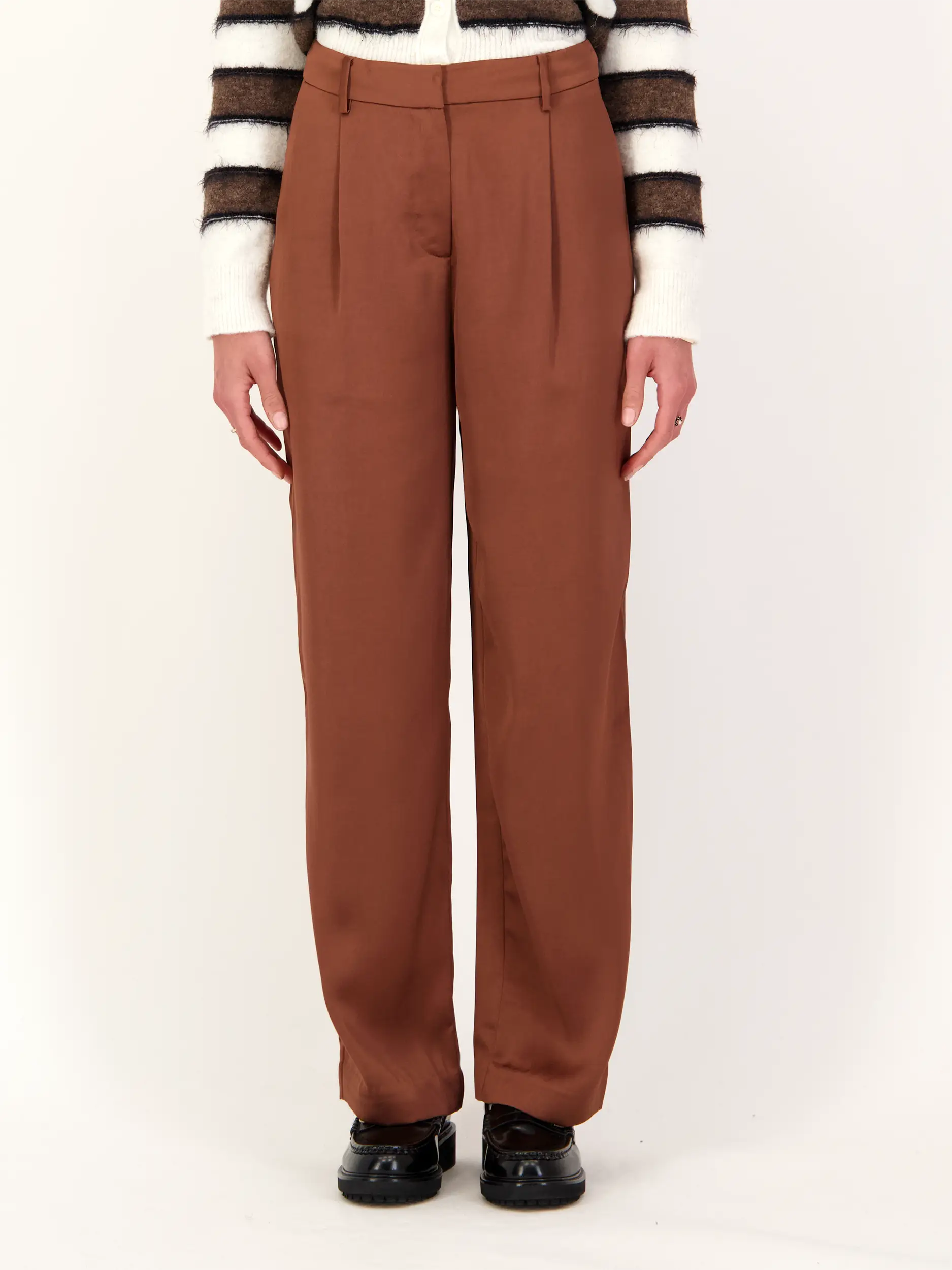 Satinhose 'Saagnete' - Artikel Vorderseite getragen von einem Modell - Farbe: Braun