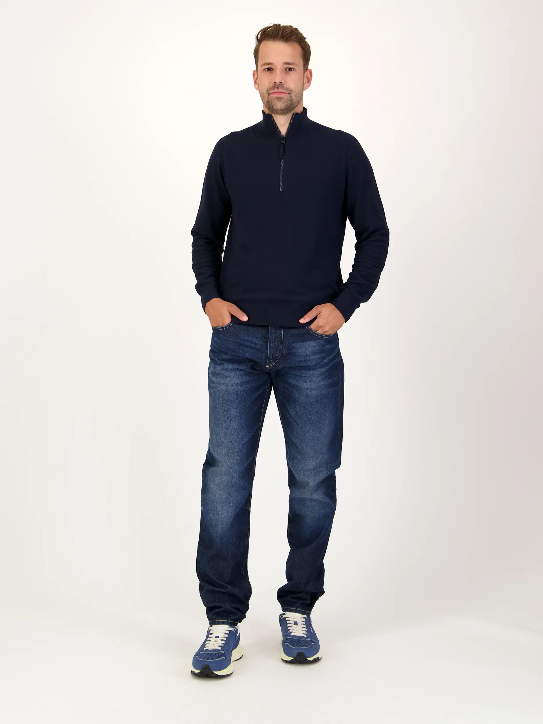 Pullover 'Frost' - Artikel Teil eines Outfits getragen von einem Modell - Farbe: Blau