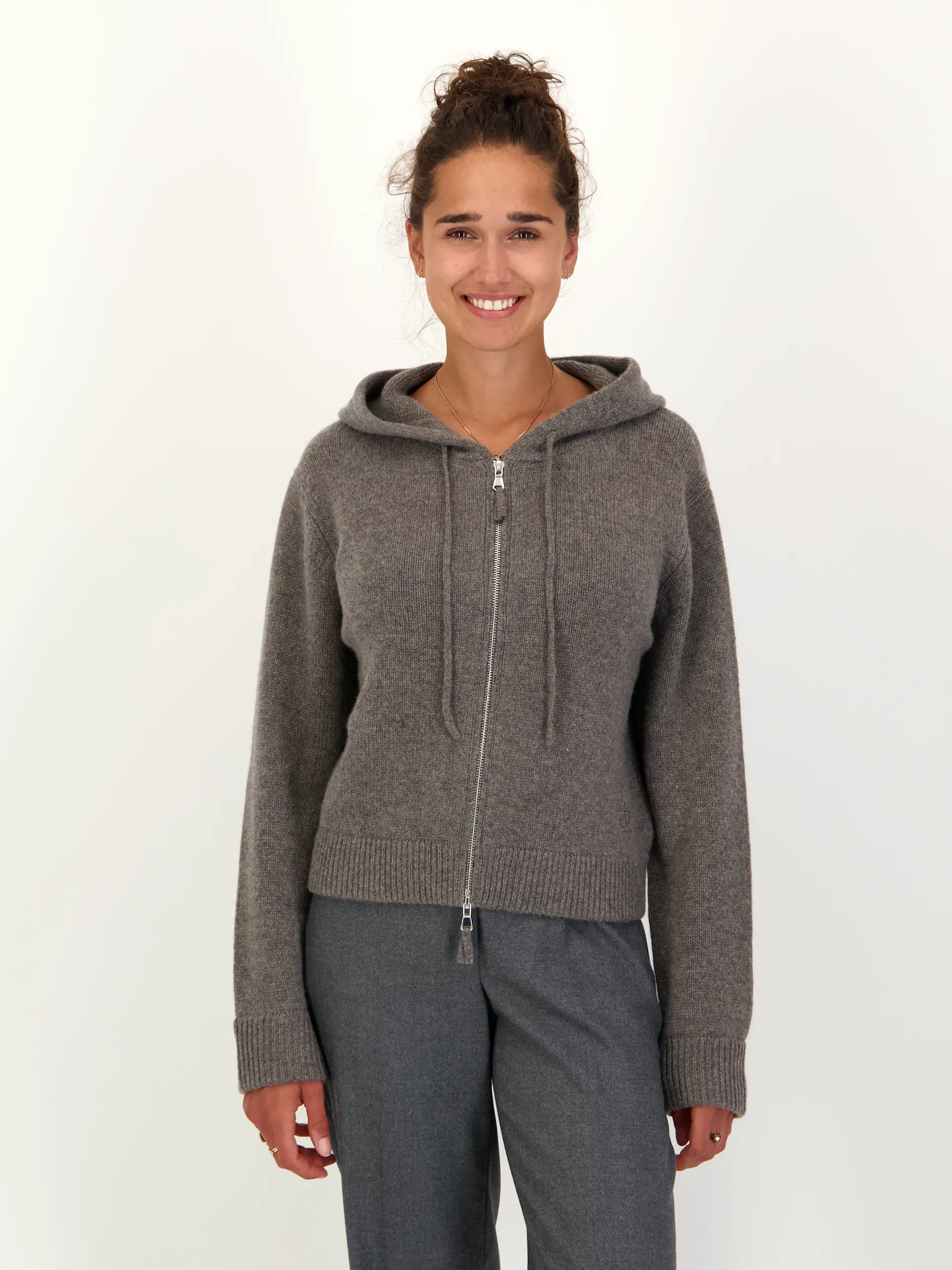 Strickjacke aus Kaschmir - Artikel Vorderseite getragen von einem Modell - Farbe: Grau