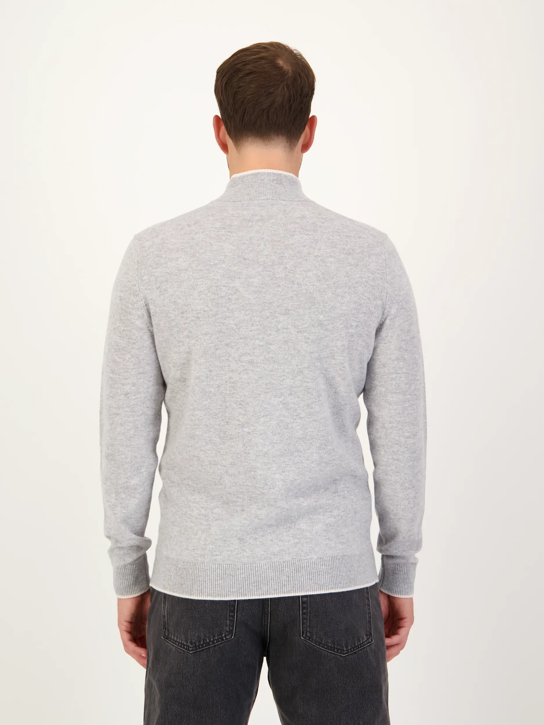Strickjacke 'Cefalu' aus Merinowoll-Mix - Artikel Rückseite getragen von einem Modell - Farbe: Grau