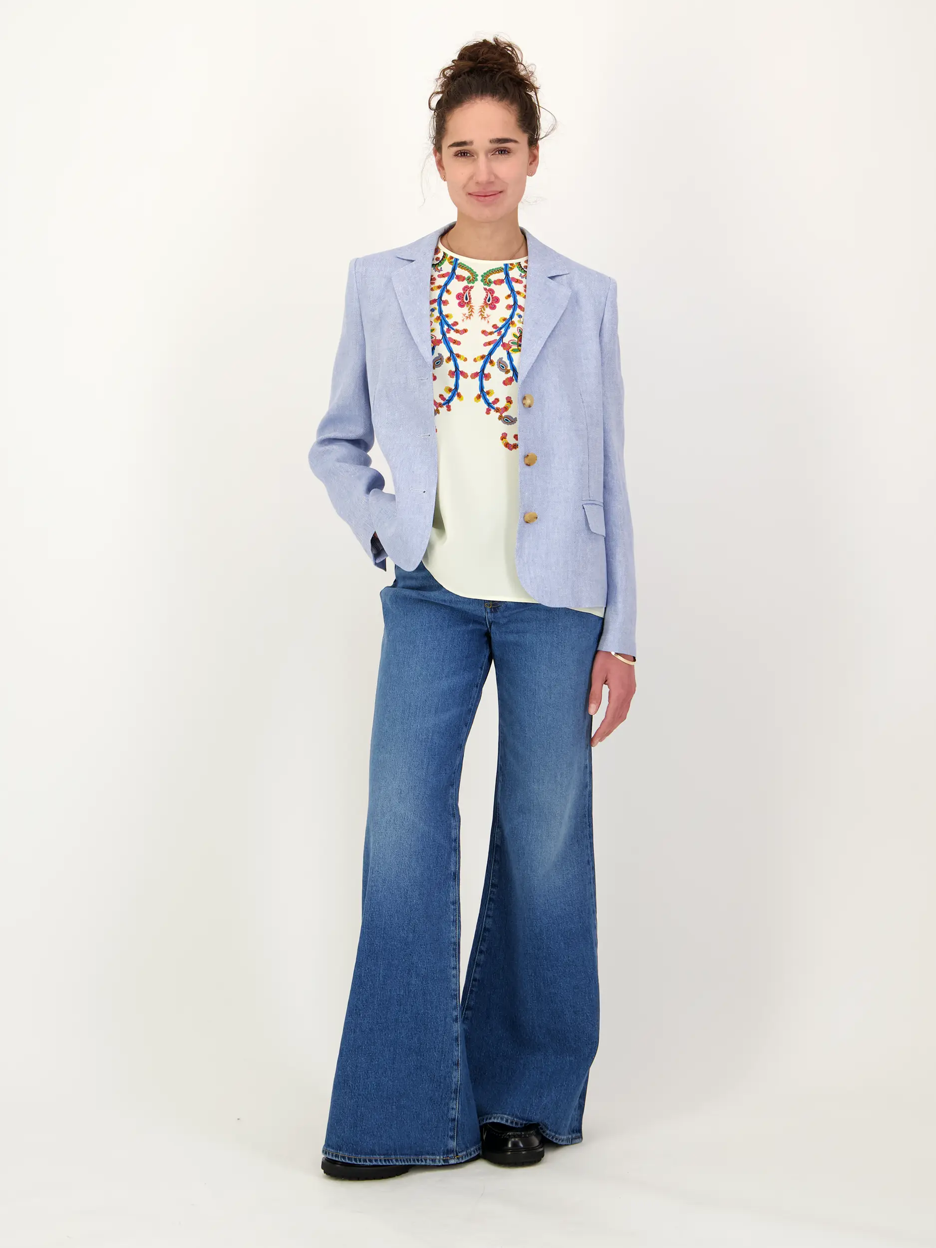 Leinenblazer - Artikel Teil eines Outfits getragen von einem Modell - Farbe: Blau