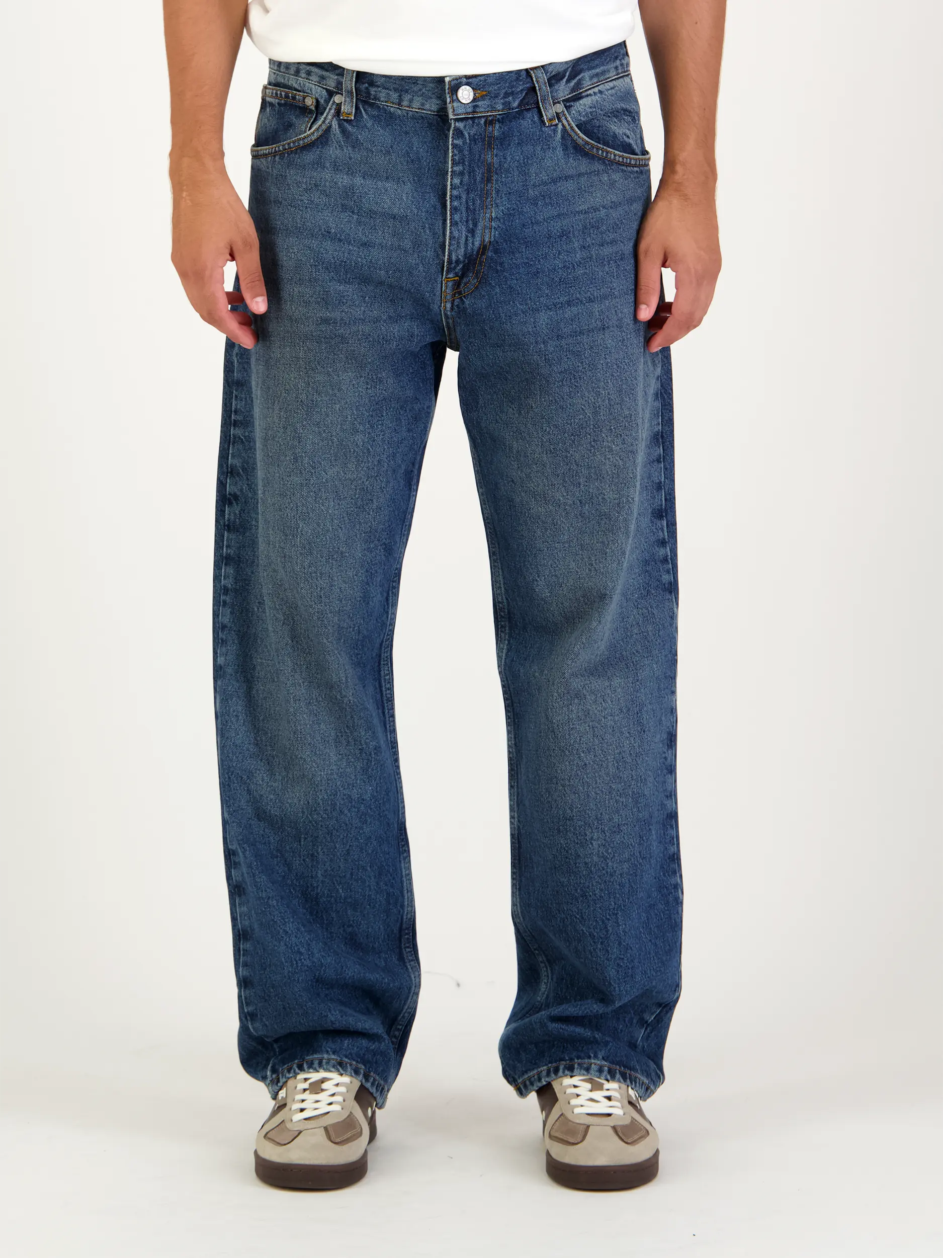 High Rise Straight Leg Jeans 'Otis' - Artikel Vorderseite getragen von einem Modell - Farbe: Blau