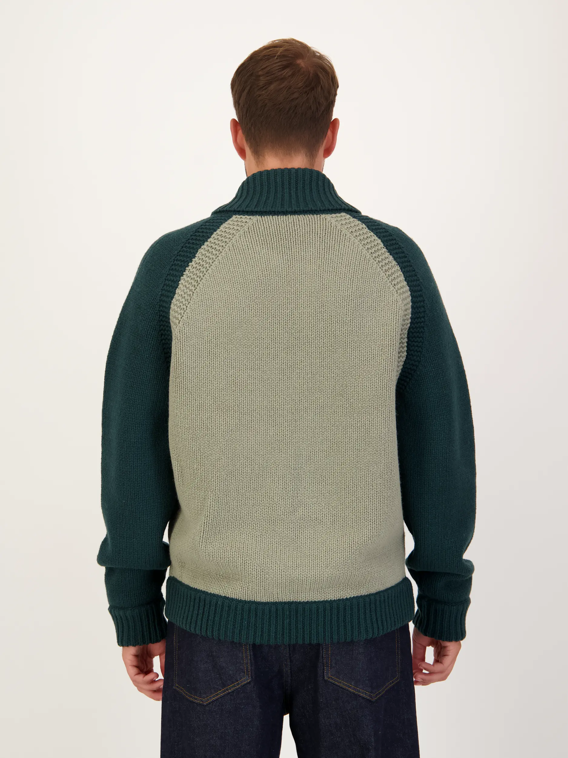 Strickjacke 'Lakyn' aus Wolle langarm - Artikel Rückseite getragen von einem Modell - Farbe: Grün