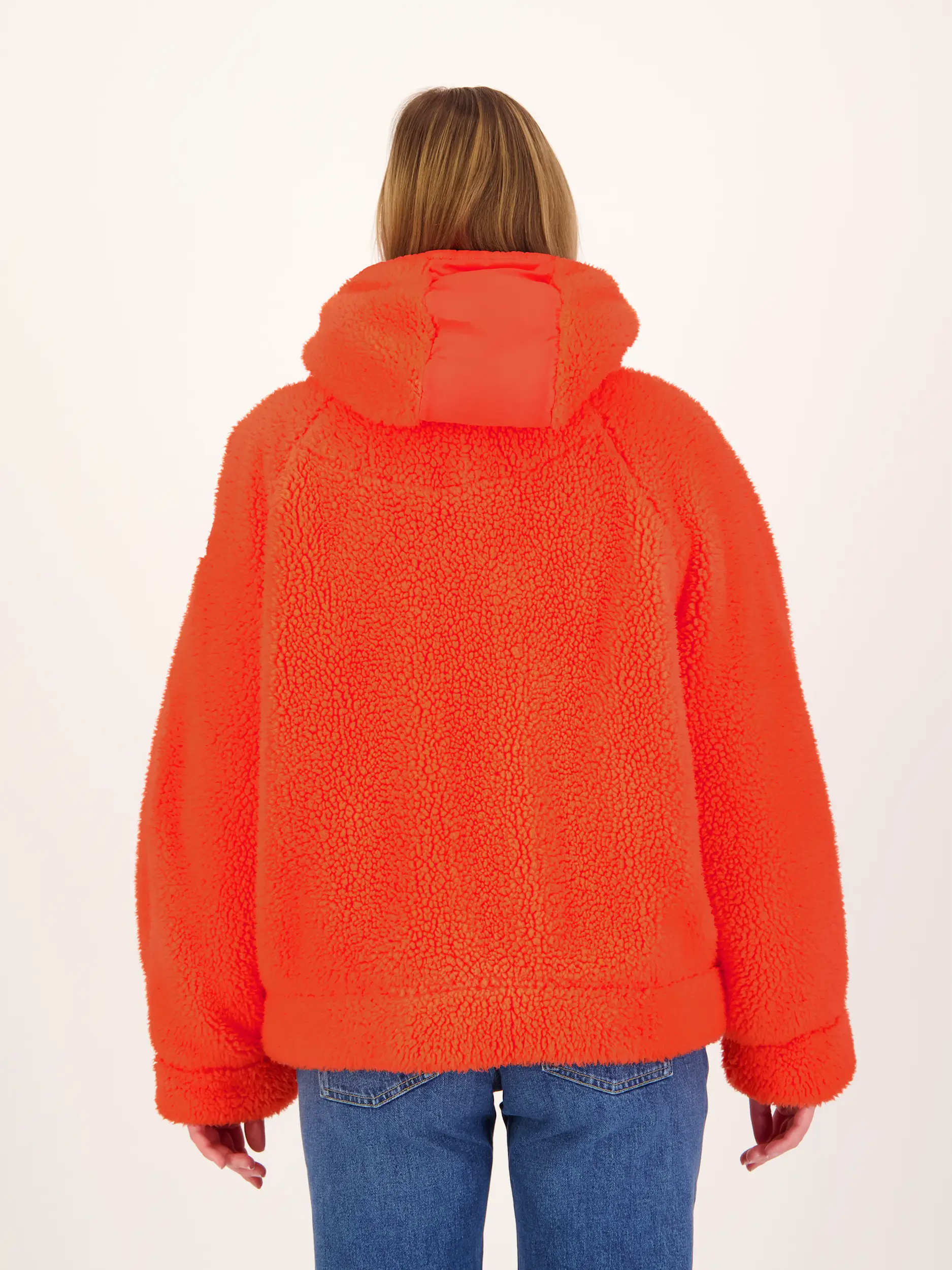 Teddyfelljacke 'Creamy' - Artikel Rückseite getragen von einem Modell - Farbe: Orange