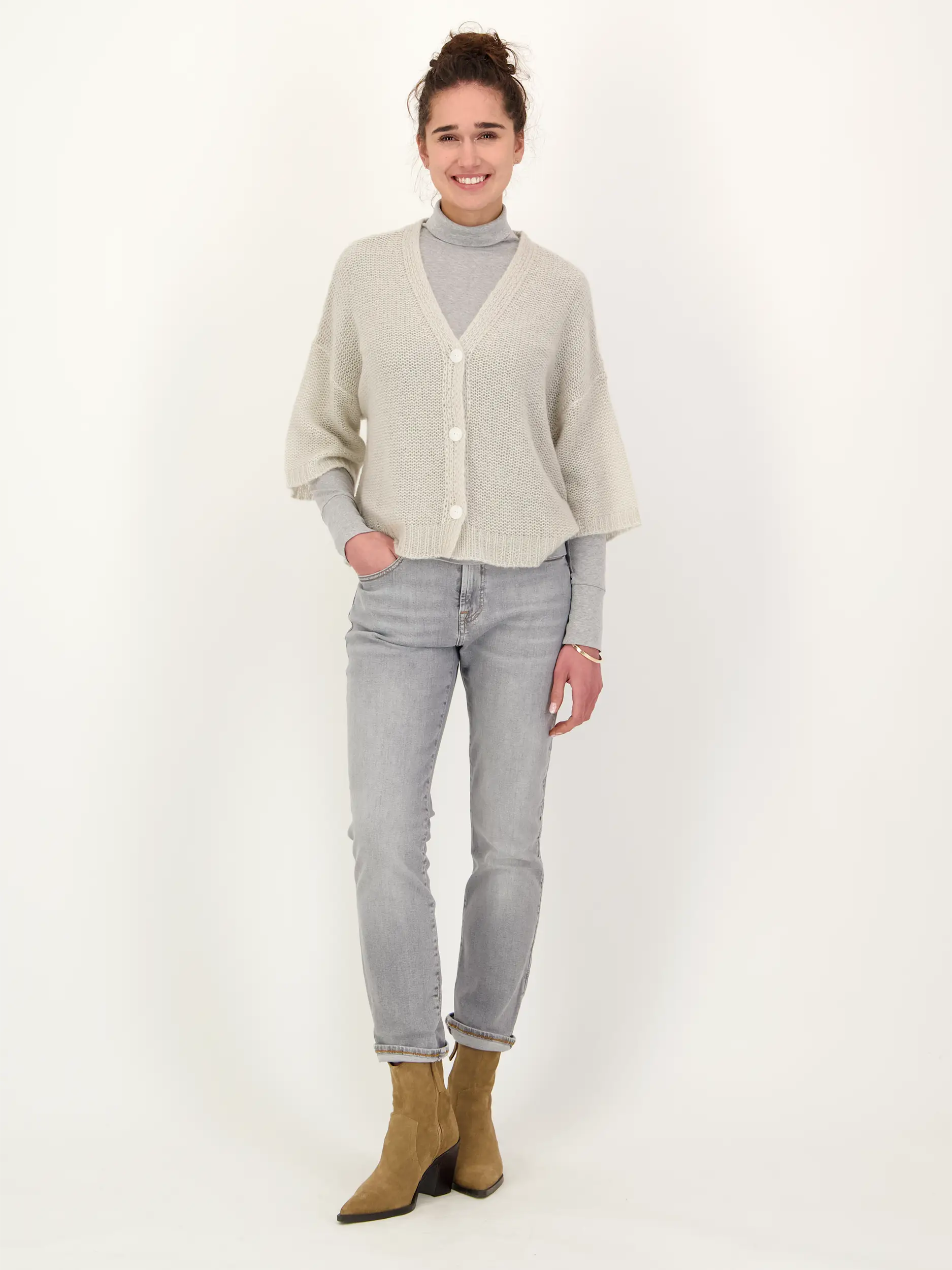 Strickjacke 'Alegra' aus Kaschmir Seide Mix - Artikel Teil eines Outfits getragen von einem Modell - Farbe: Grau