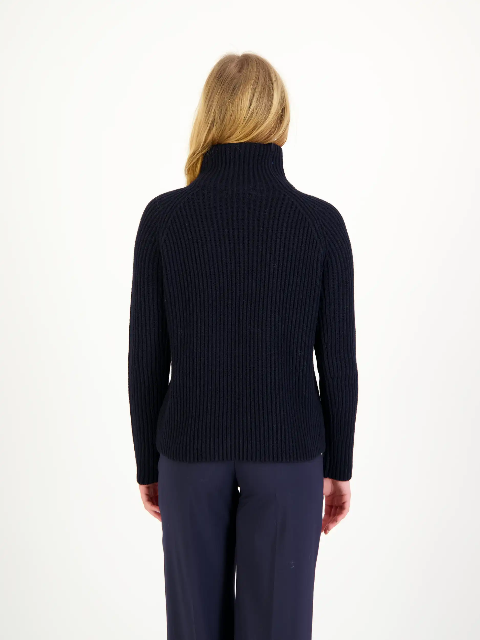 Pullover 'Arwen' - Artikel Rückseite getragen von einem Modell - Farbe: Blau