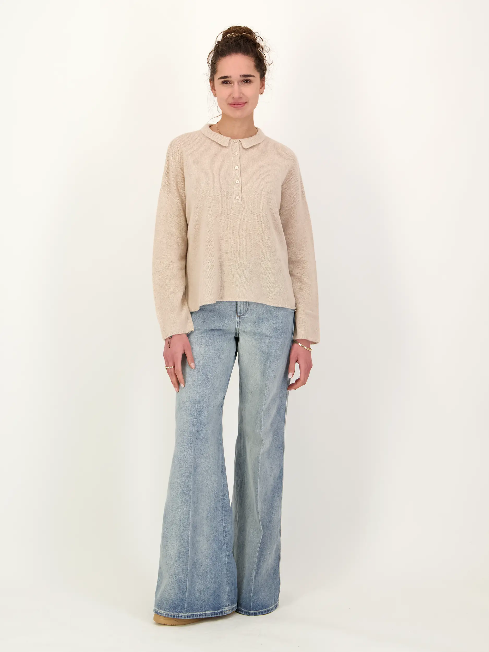 Pullover aus Kaschmir Mix - Artikel Teil eines Outfits getragen von einem Modell - Farbe: Braun