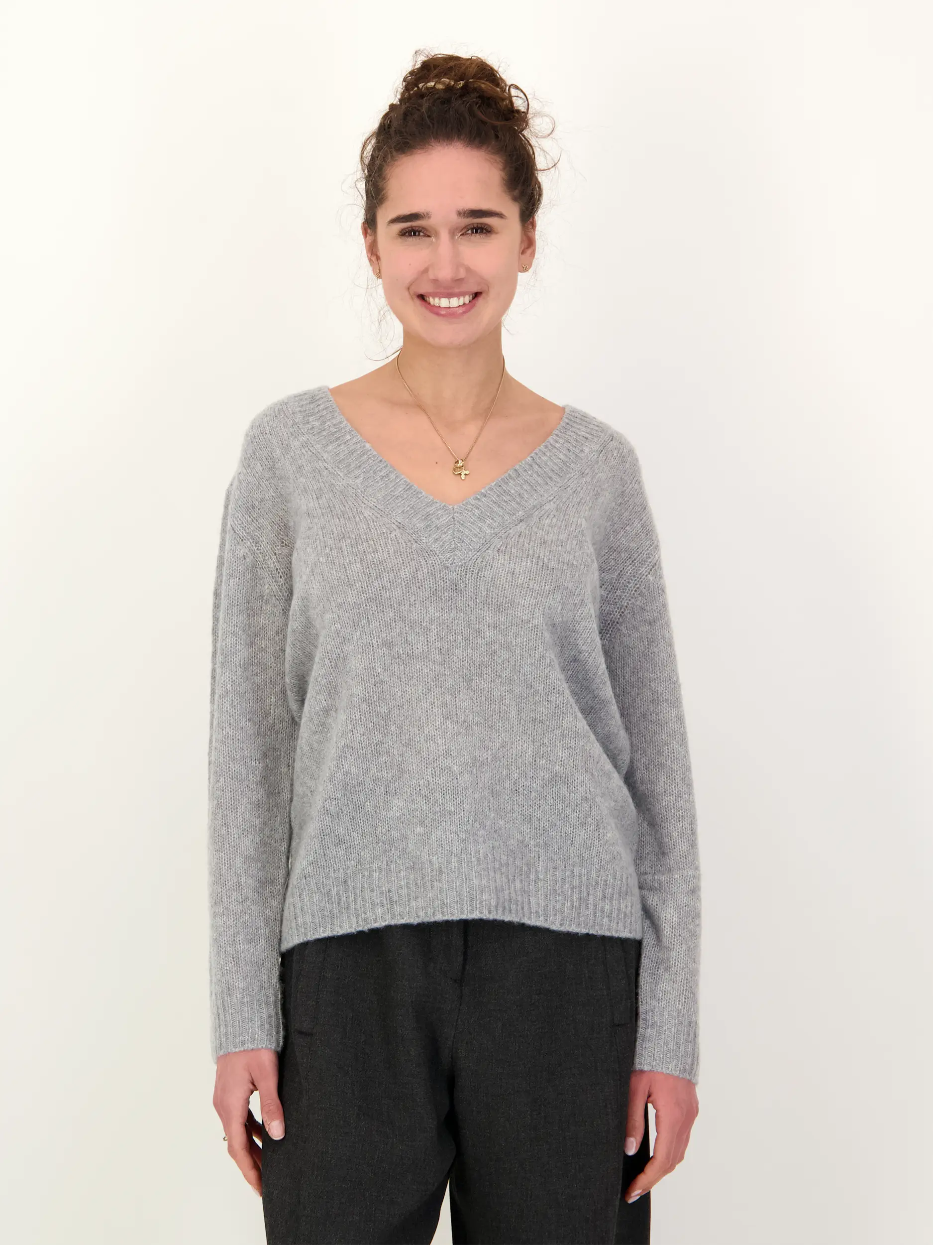 Pullover 'Leona' aus Kaschmir-Seide Mix - Artikel Vorderseite getragen von einem Modell - Farbe: Grau