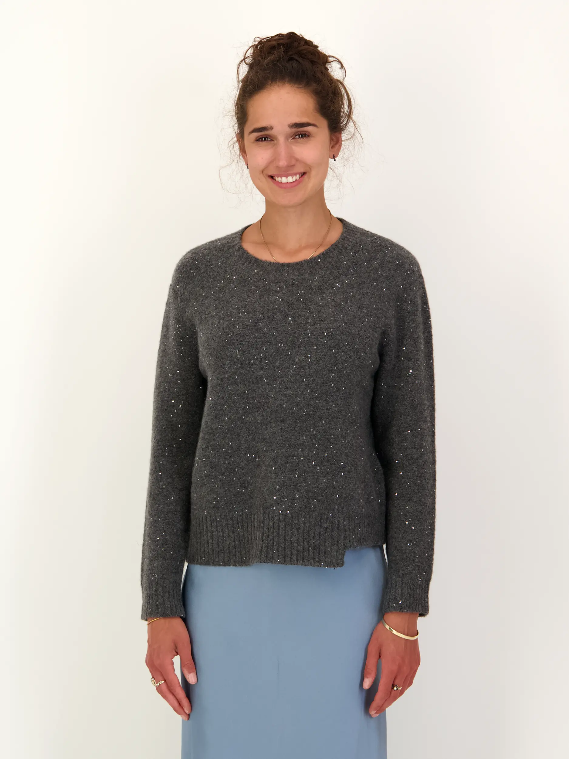 Pullover 'Belet' aus Kaschmir mit Glitzerpailletten langarm - Artikel Vorderseite getragen von einem Modell
