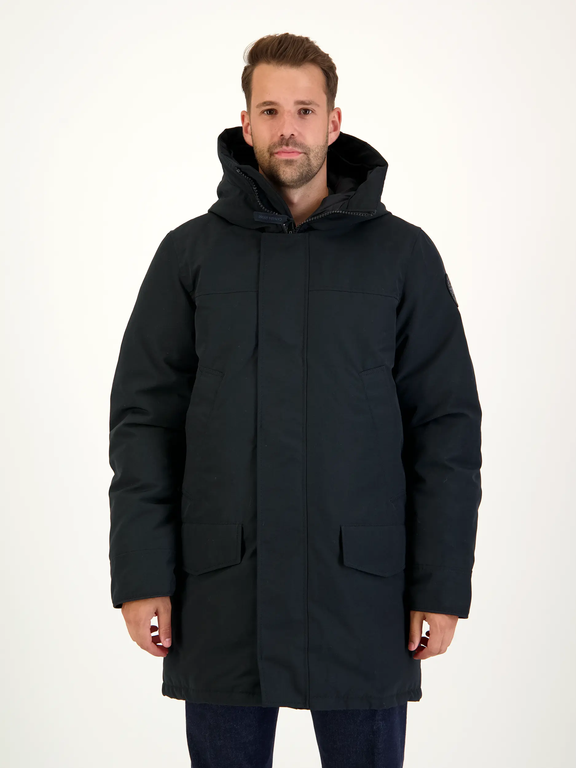 Kurzmantel 'Langford' aus Daunen - Artikel Vorderseite getragen von einem Modell - Farbe: Schwarz