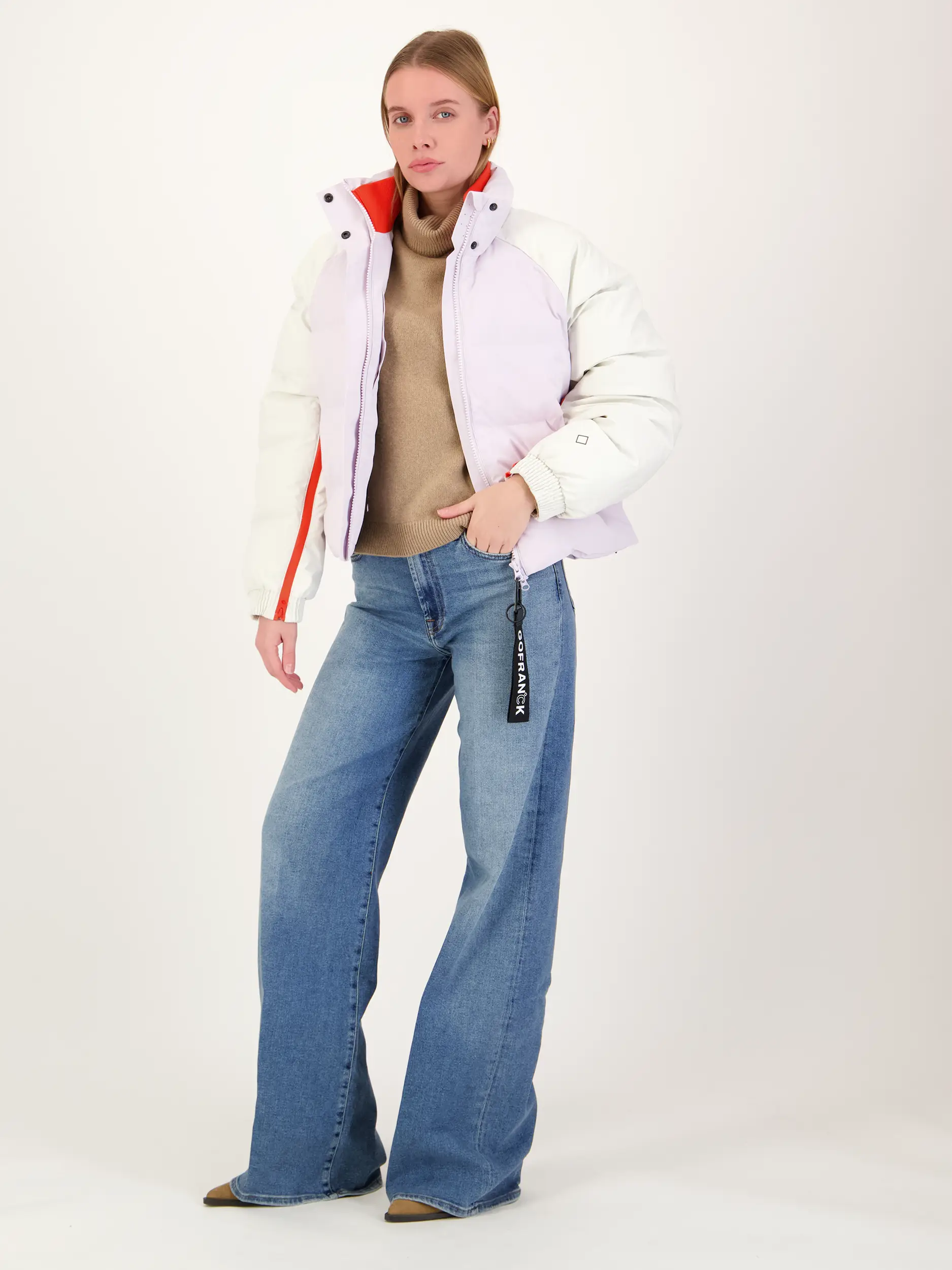 High Rise Wide Leg Jeans 'Lotta' - Artikel Teil eines Outfits getragen von einem Modell - Farbe: Blau