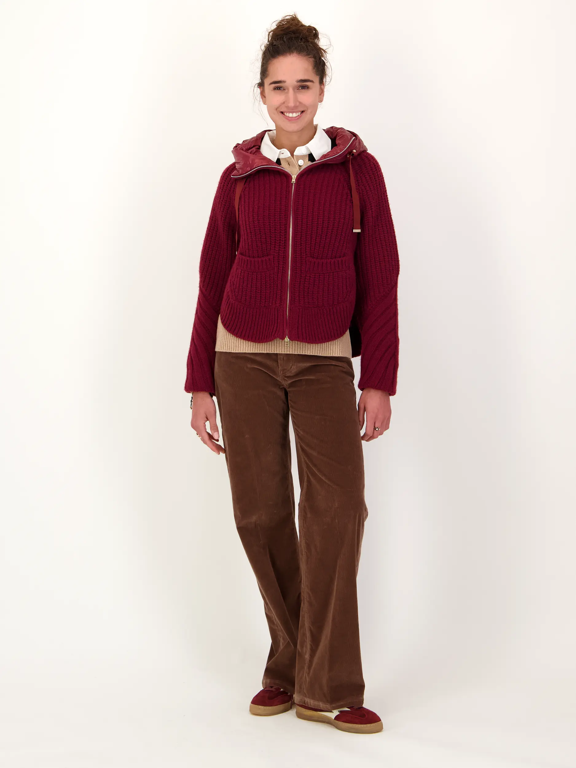 Jacke aus Woll-Mix - Artikel Teil eines Outfits getragen von einem Modell - Farbe: Rot Jacke aus Woll-Mix - Artikel Teil eines Outfits getragen von einem Modell - Farbe: Rot