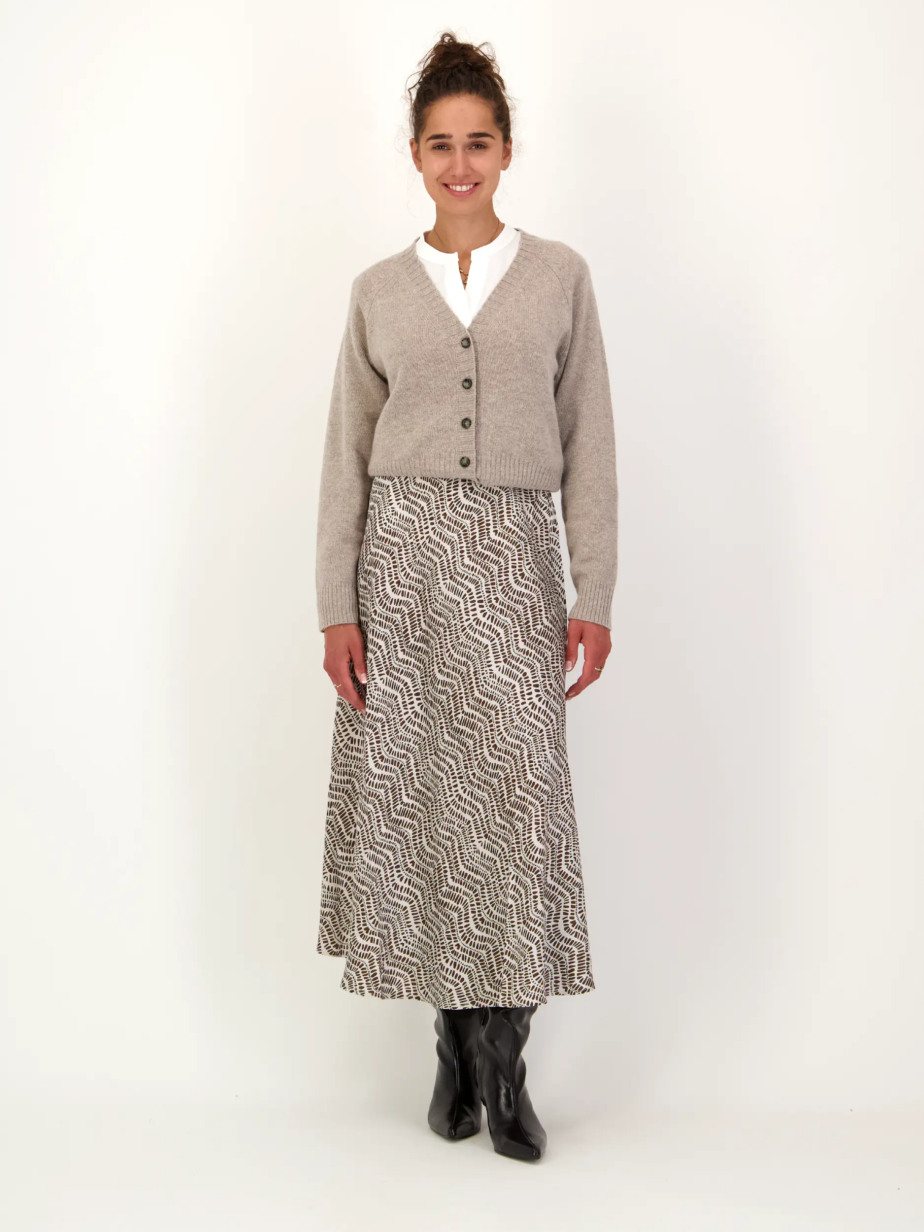Gemusteter Midirock 'Hanja' aus Seide - Artikel Teil eines Outfits getragen von einem Modell