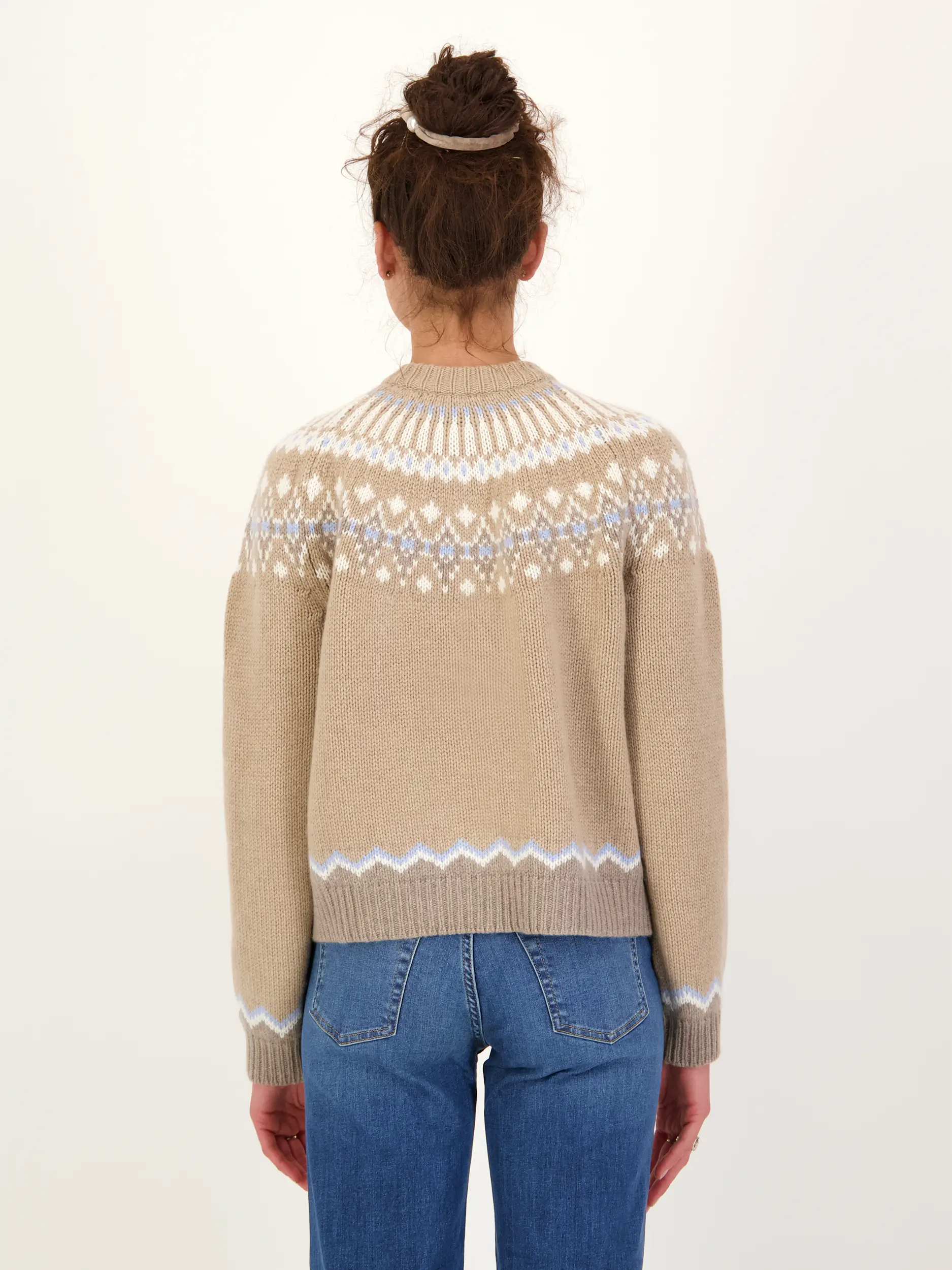 Gemusterte Strickjacke Studio 'Laura Fair Isle' aus Kaschmir langarm - Artikel Rückseite getragen von einem Modell - Farbe: Beige