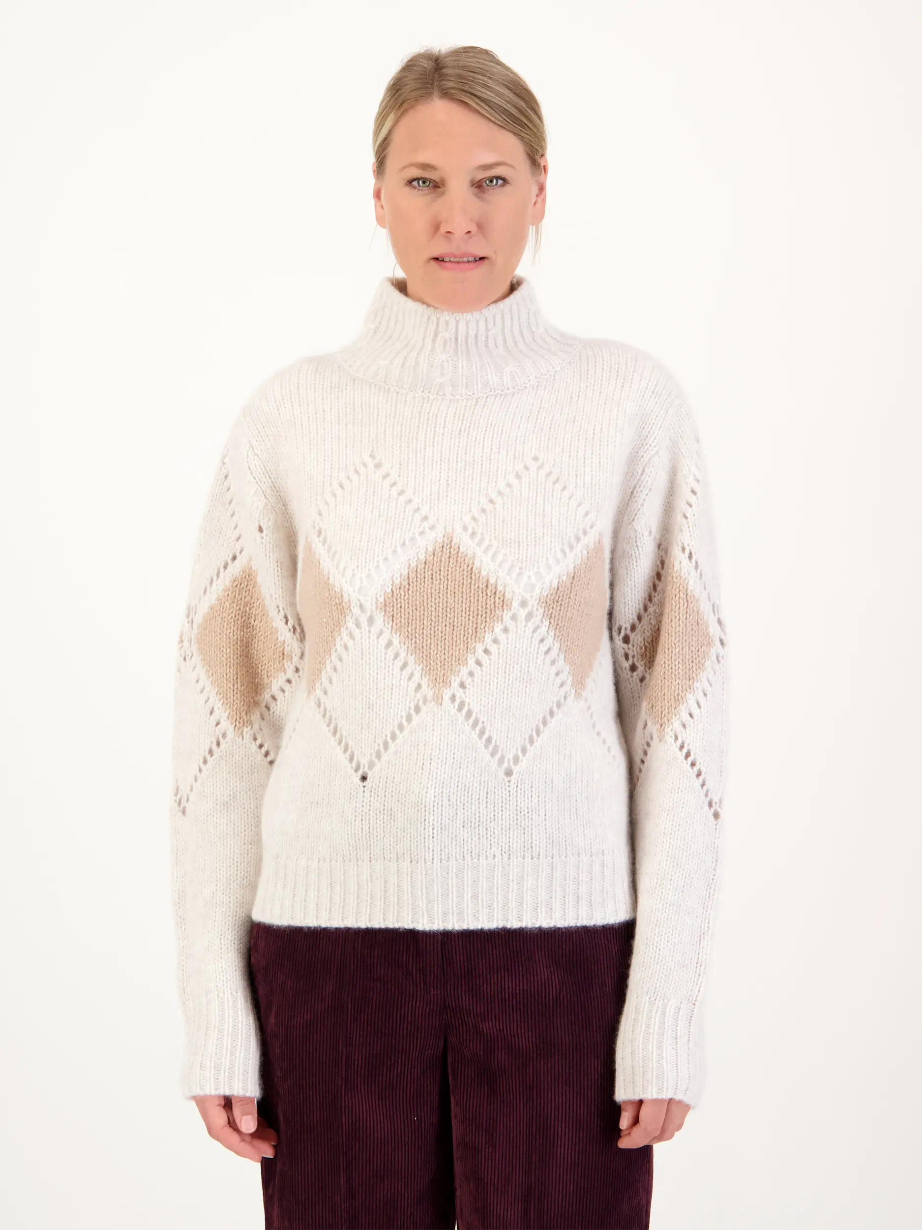 Gemusterter Pullover aus Kaschmir langarm - Artikel Vorderseite getragen von einem Modell - Farbe: Creme