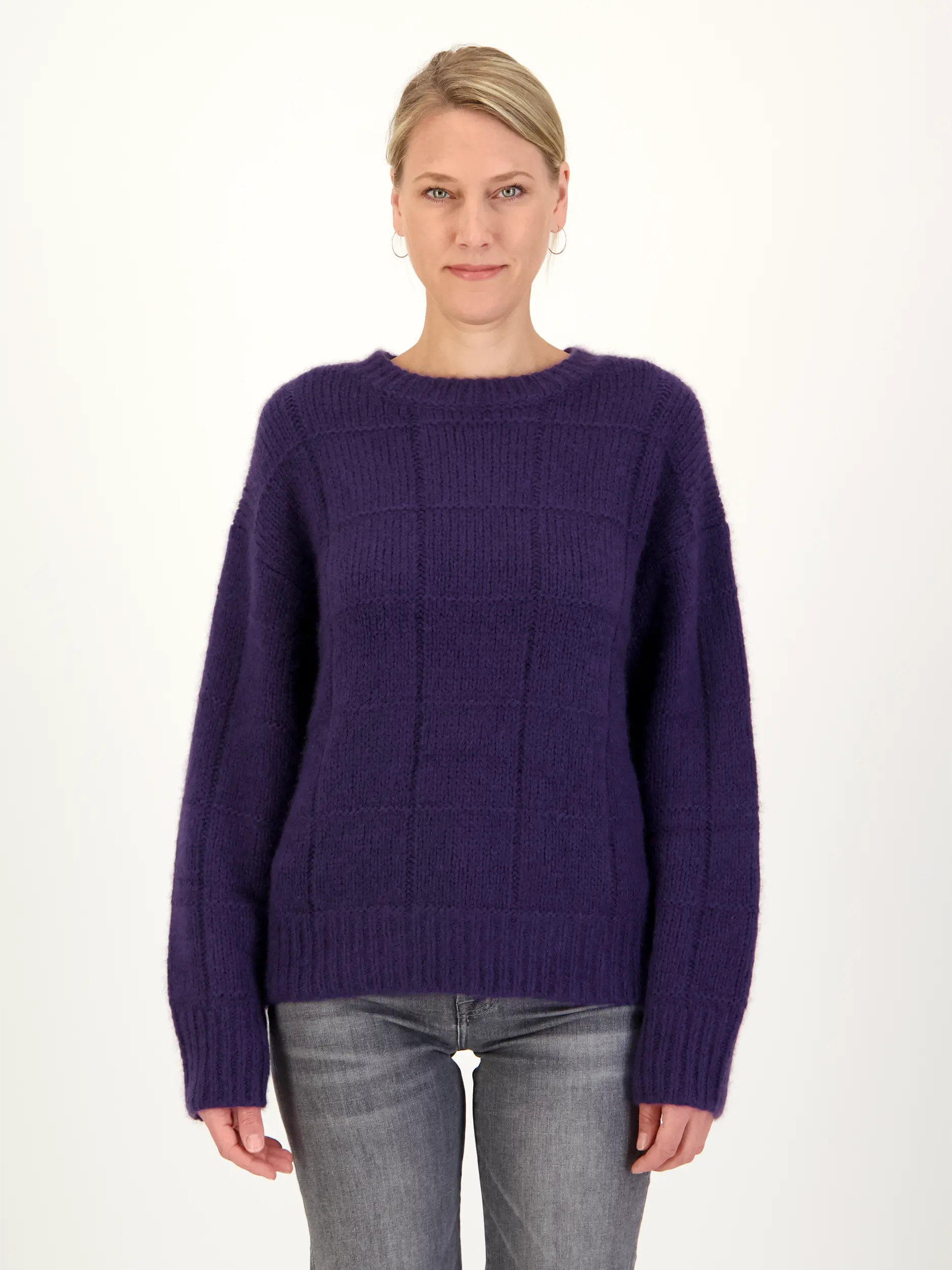 Pullover 'Karita' aus Kaschmir - Artikel Vorderseite getragen von einem Modell - Farbe: Violett