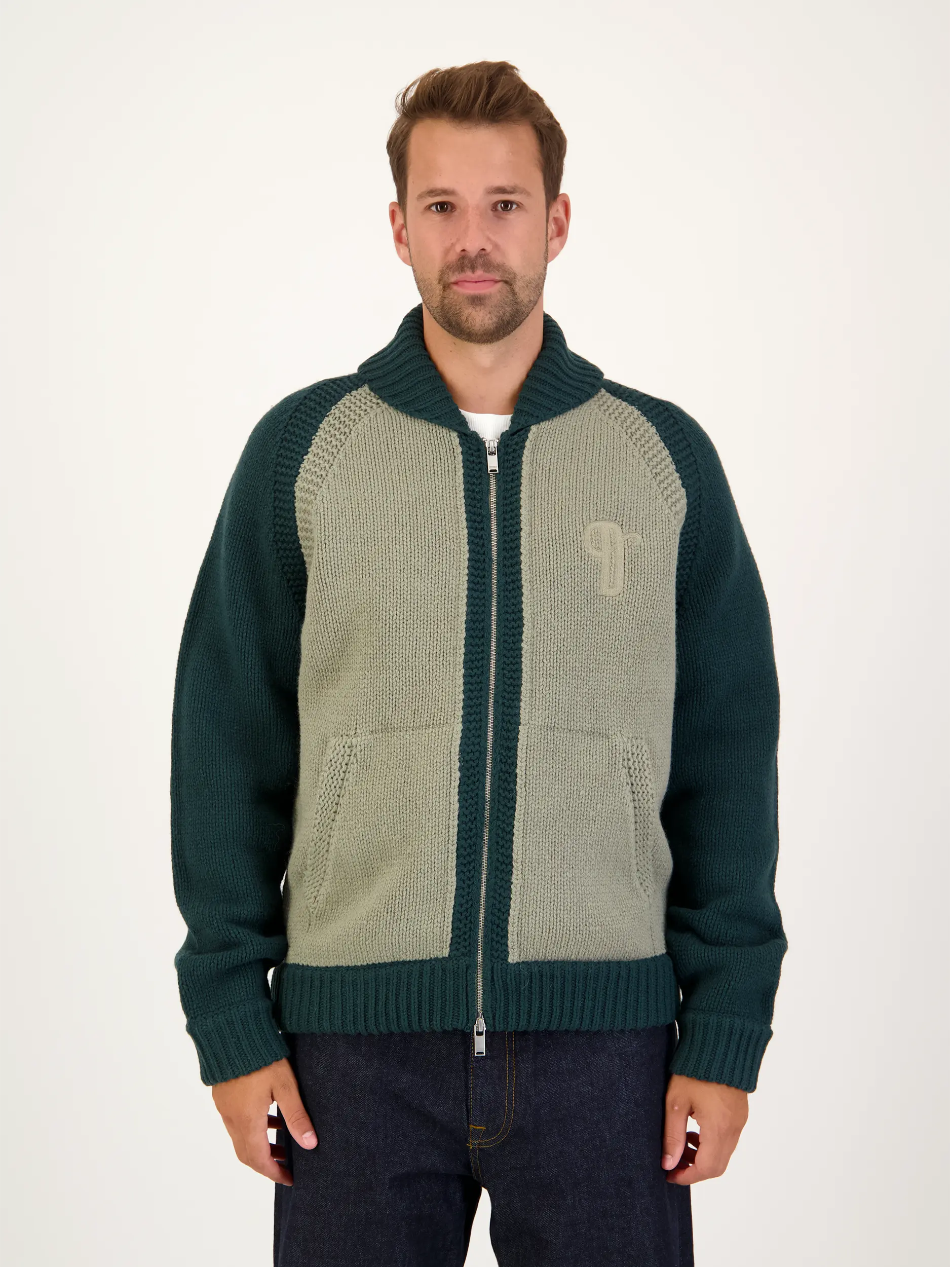 Strickjacke 'Lakyn' aus Wolle langarm - Artikel Vorderseite getragen von einem Modell - Farbe: Grün