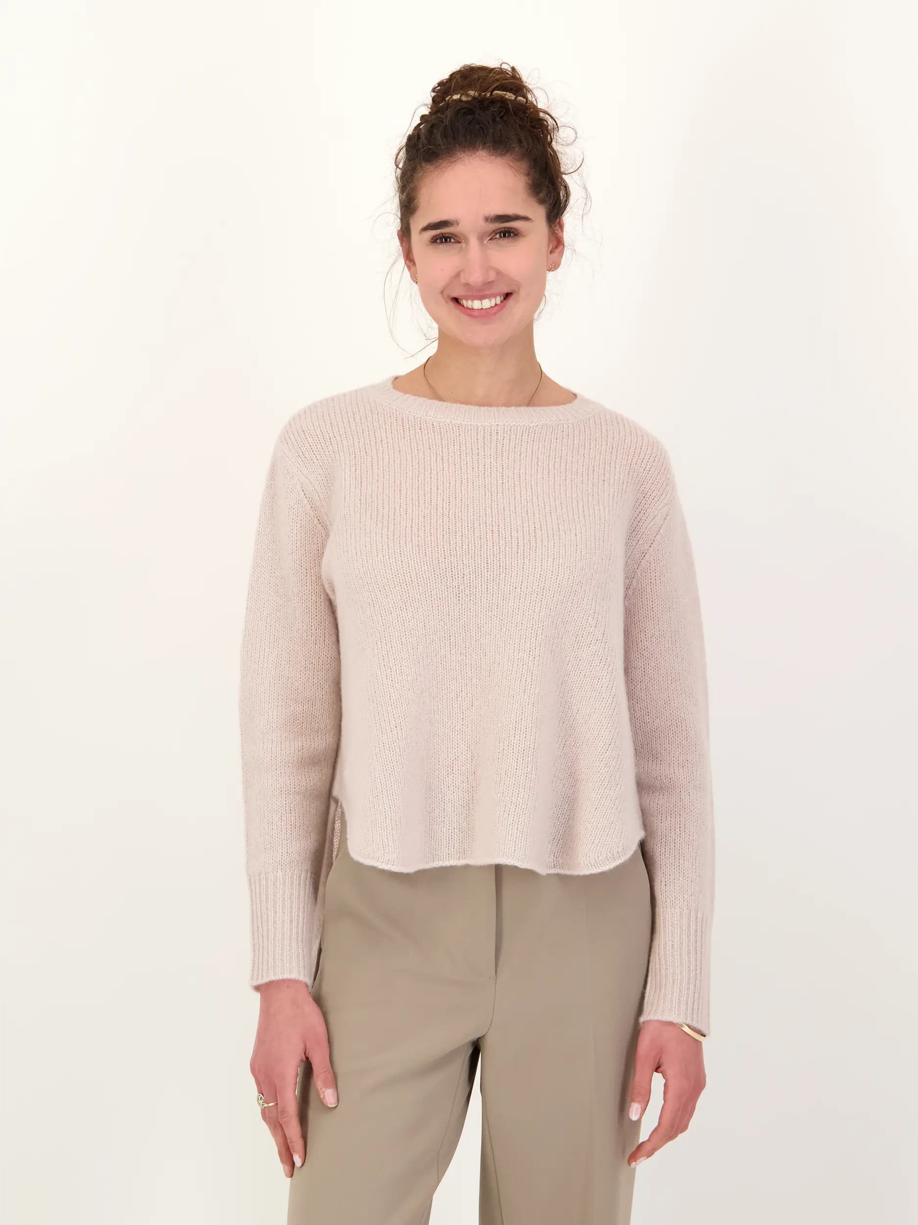 Pullover 'Maicon' aus Kaschmir Seide Mix - Artikel Vorderseite getragen von einem Modell - Farbe: Violett