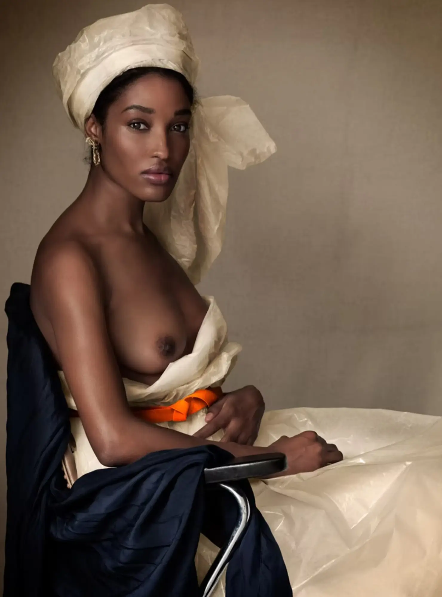 Das Bild zeigt eine Frau mit nacktem Oberkörper.