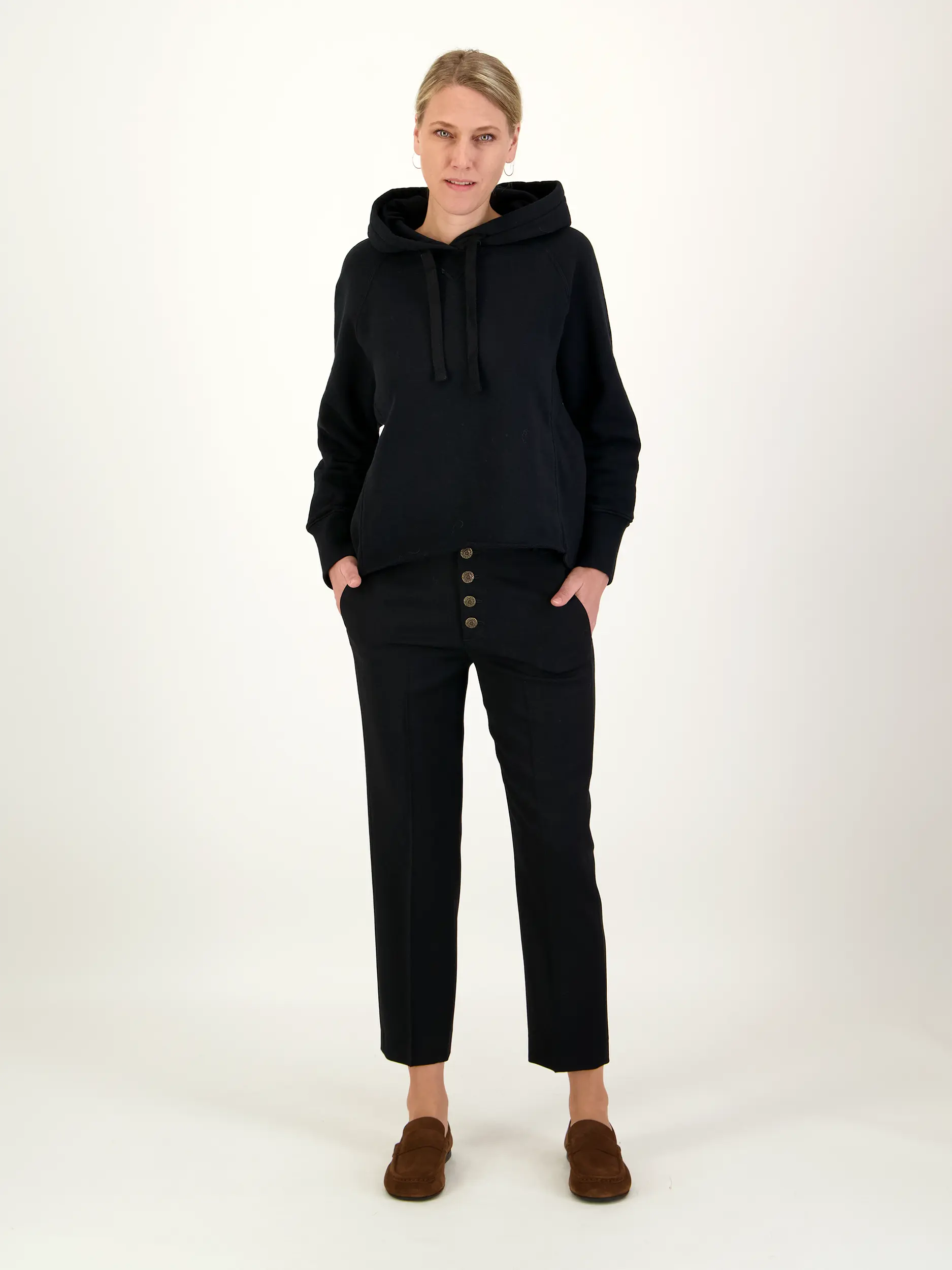 Sweatshirt - Artikel Teil eines Outfits getragen von einem Modell - Farbe: Schwarz