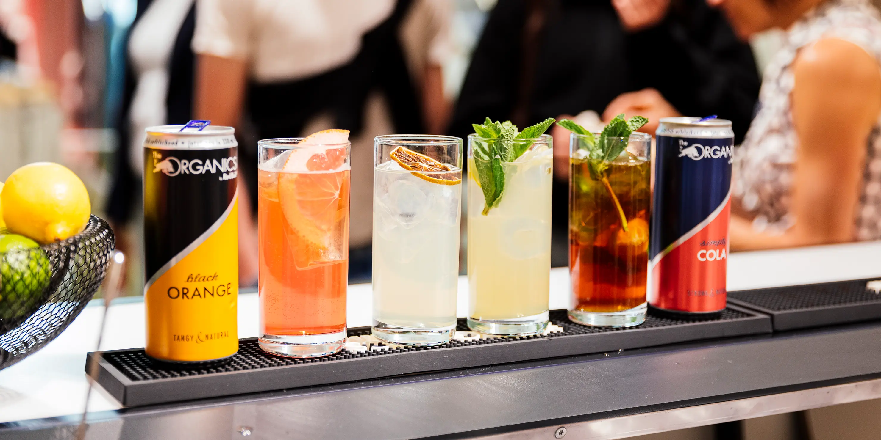 Das Bild zeigt die fertigen Getränke an der Bar. 