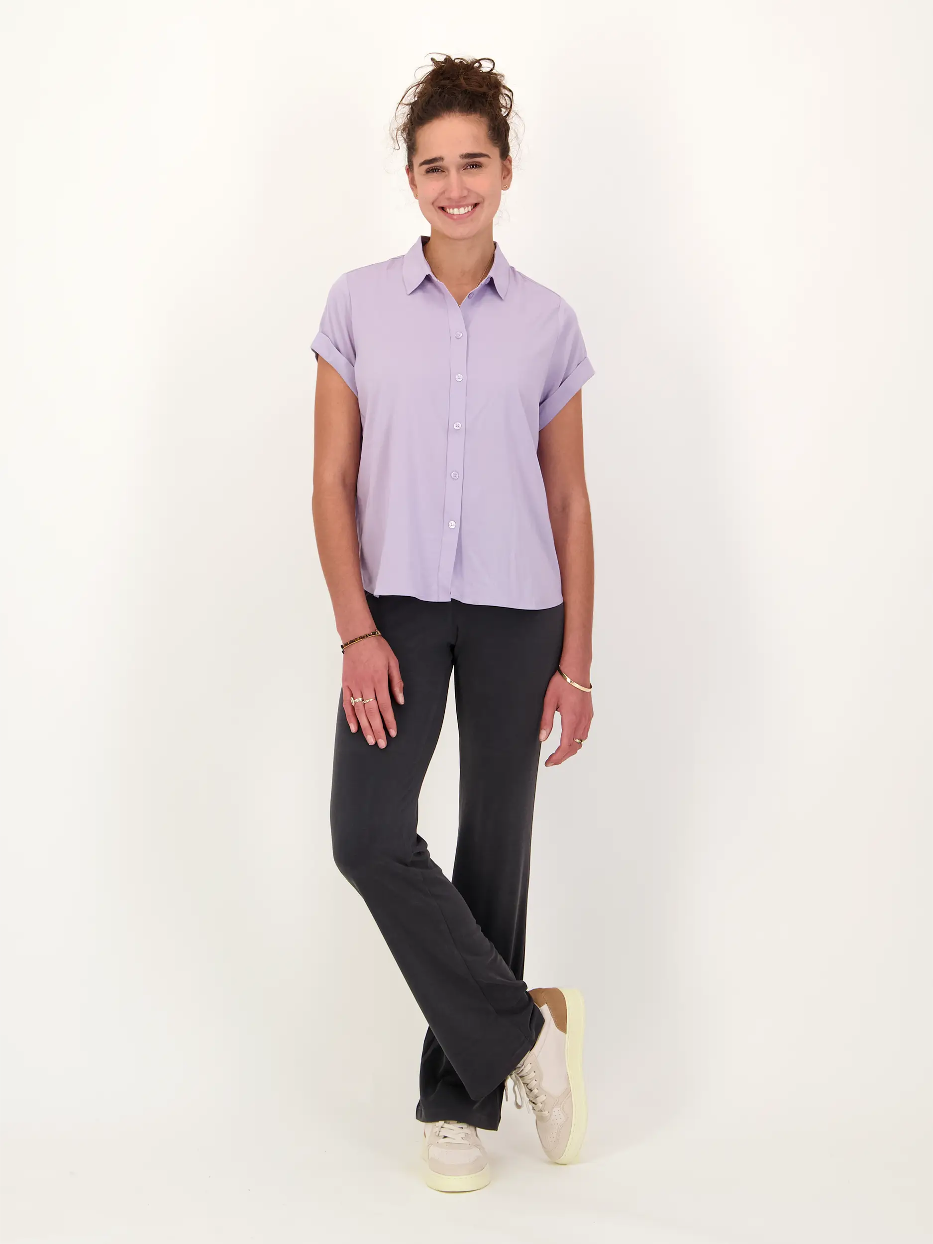 Bluse 'Majan' kurzarm - Artikel Teil eines Outfits getragen von einem Modell - Farbe: Violett