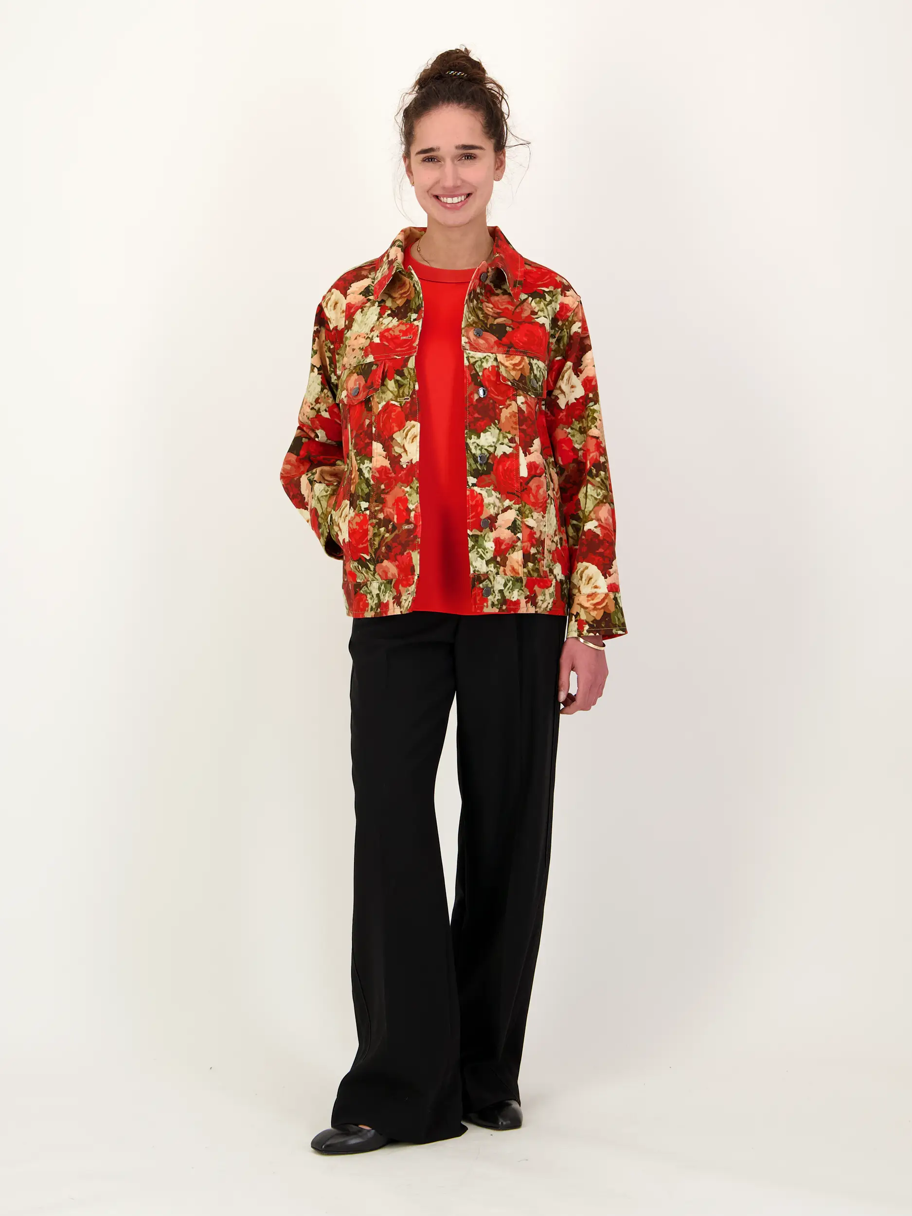 T-Shirt 'Dylan' - Artikel Teil eines Outfits getragen von einem Modell - Farbe: Rot