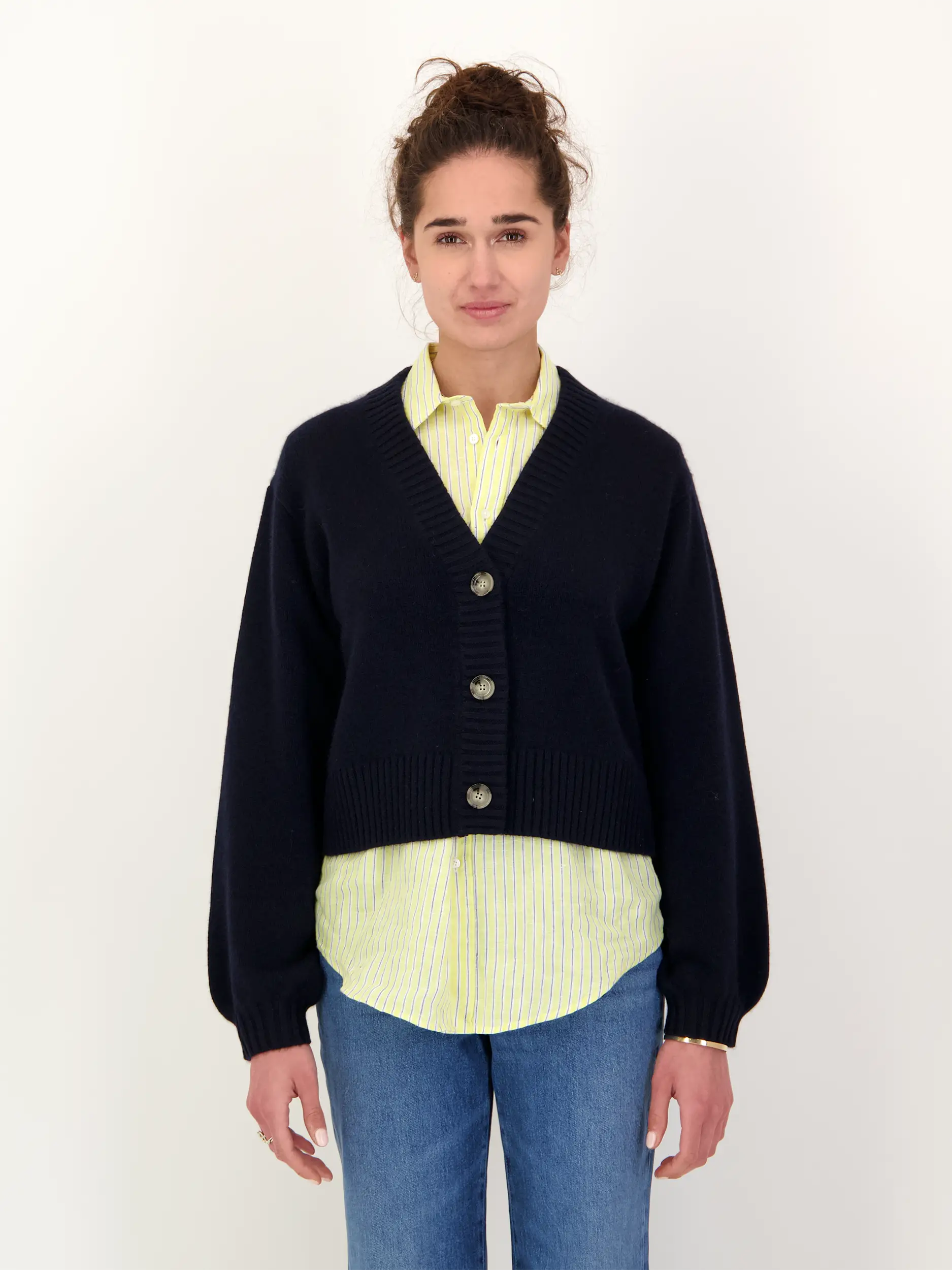 Strickjacke aus Kaschmir - Artikel Vorderseite getragen von einem Modell - Farbe: Blau