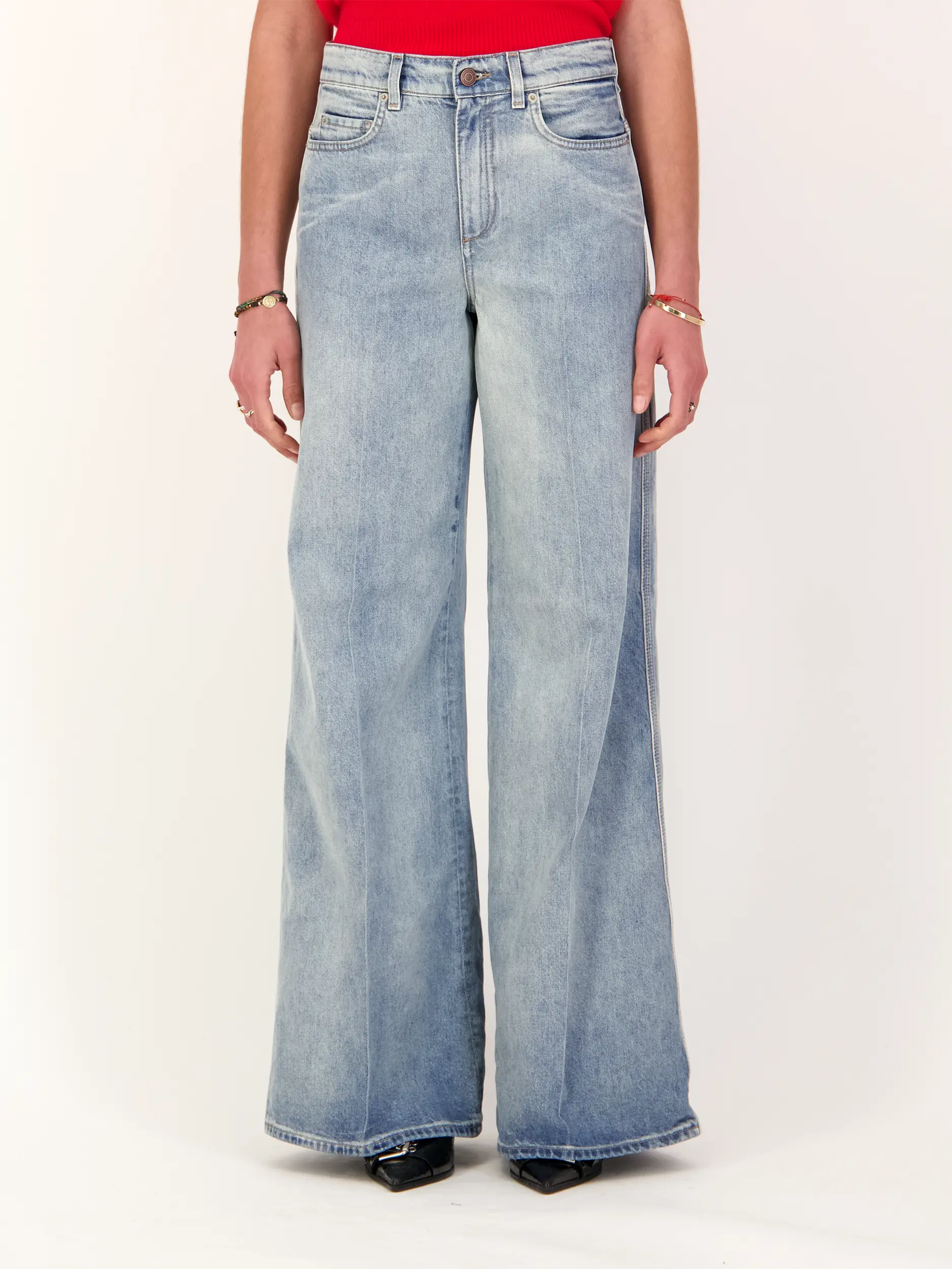 High Rise Flared Leg Jeans 'Denim Love' - Artikel Vorderseite getragen von einem Modell - Farbe: Blau