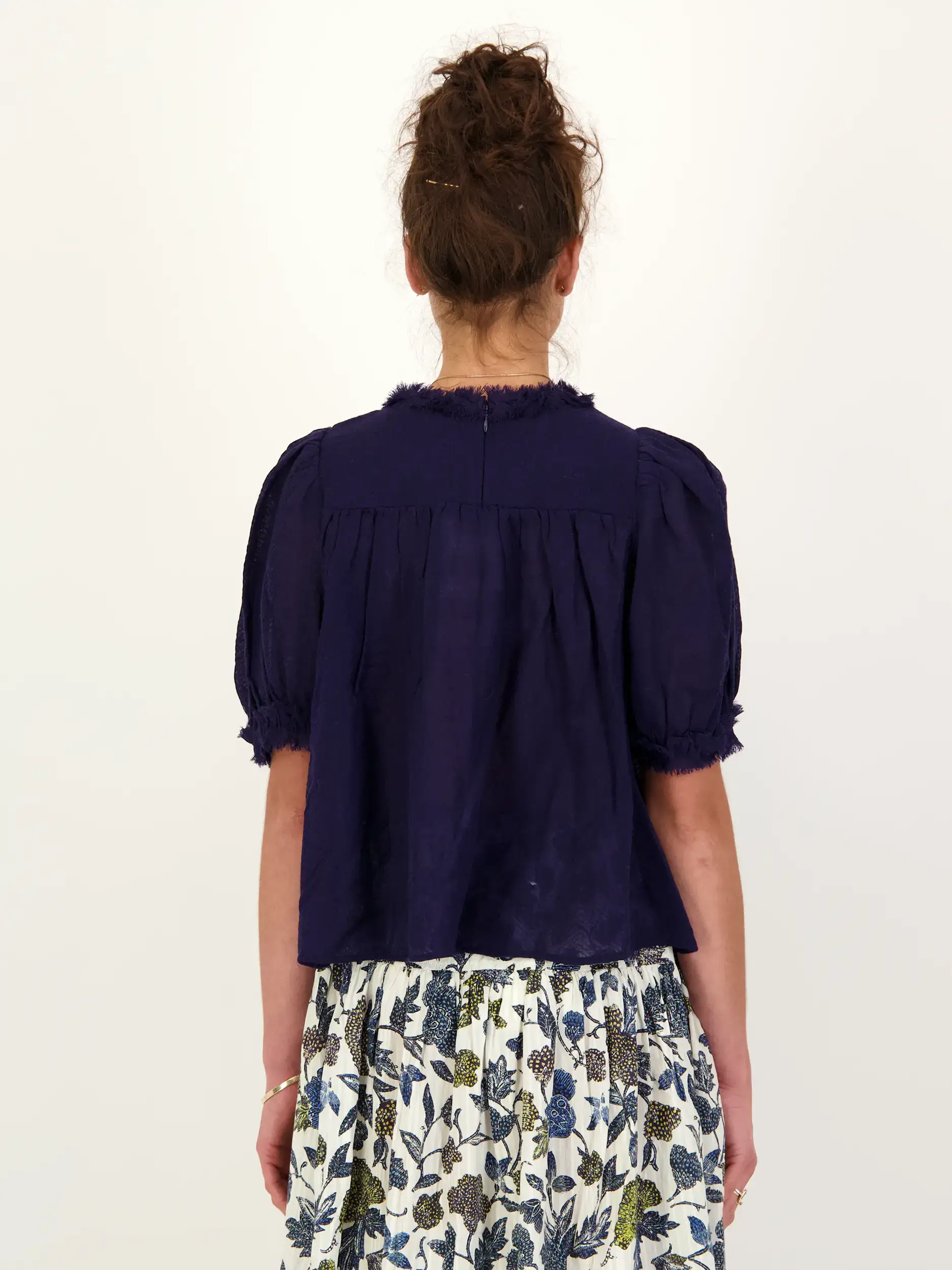 Bluse 'Karlyn' aus Wolle mit Raffungen 3/4 Arm - Artikel Rückseite getragen von einem Modell - Farbe: Blau