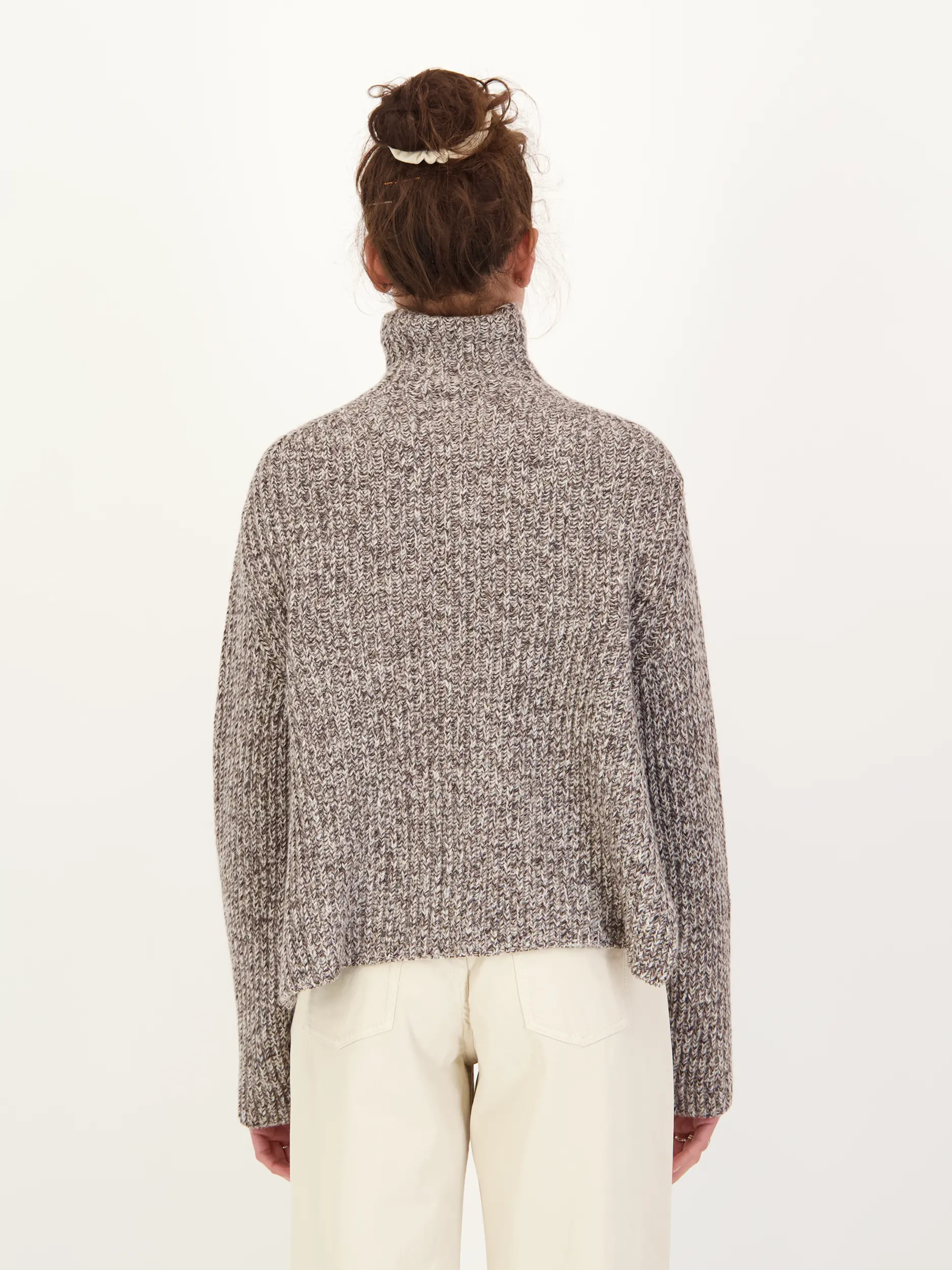 Pullover 'Varisa' aus Wolle langarm - Artikel Rückseite getragen von einem Modell - Farbe: Braun