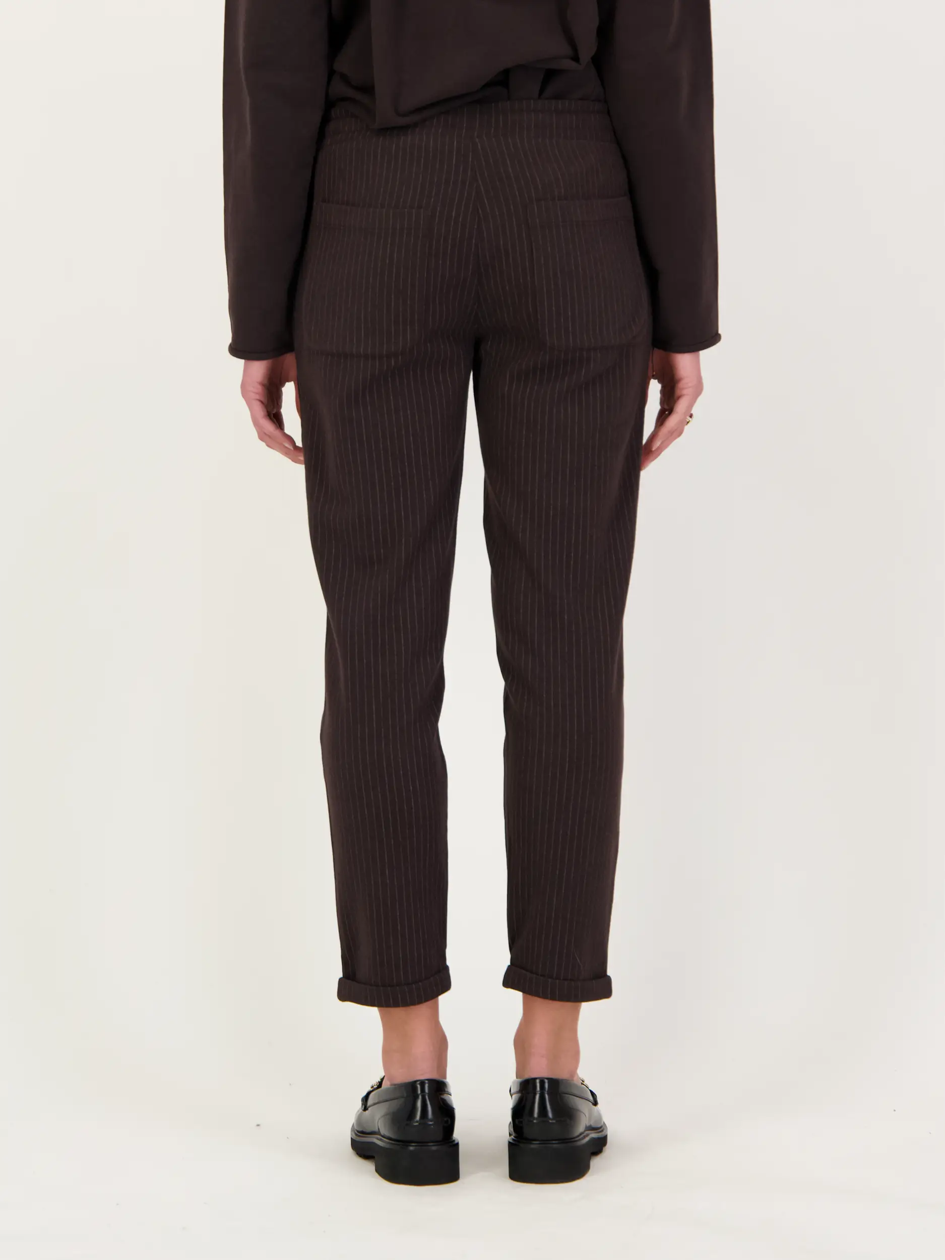 Gestreifte Sweathose 'Margie' - Artikel Rückseite getragen von einem Modell - Farbe: Schwarz