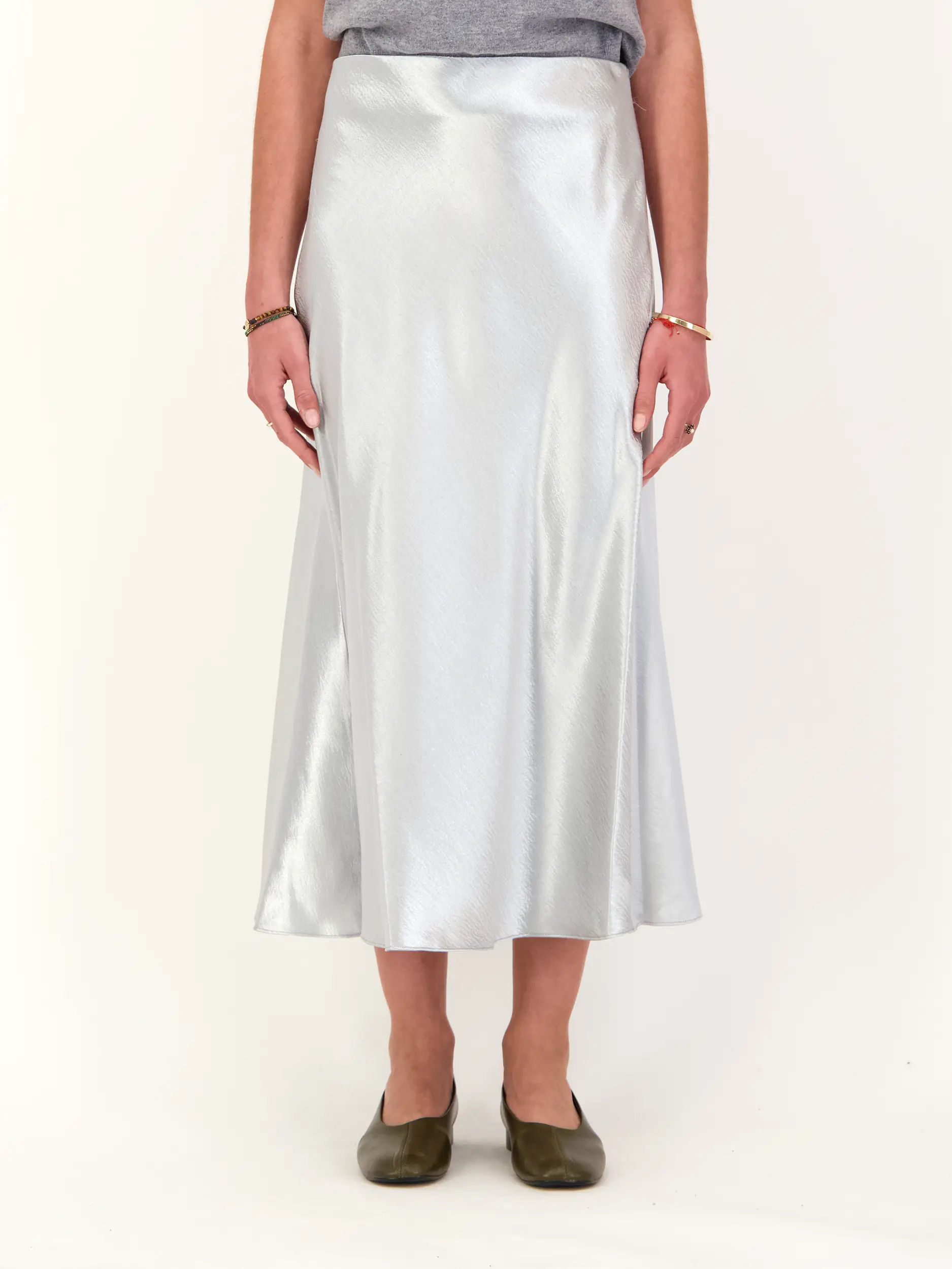 Midi Satinrock - Artikel Vorderseite getragen von einem Modell - Farbe: Grau