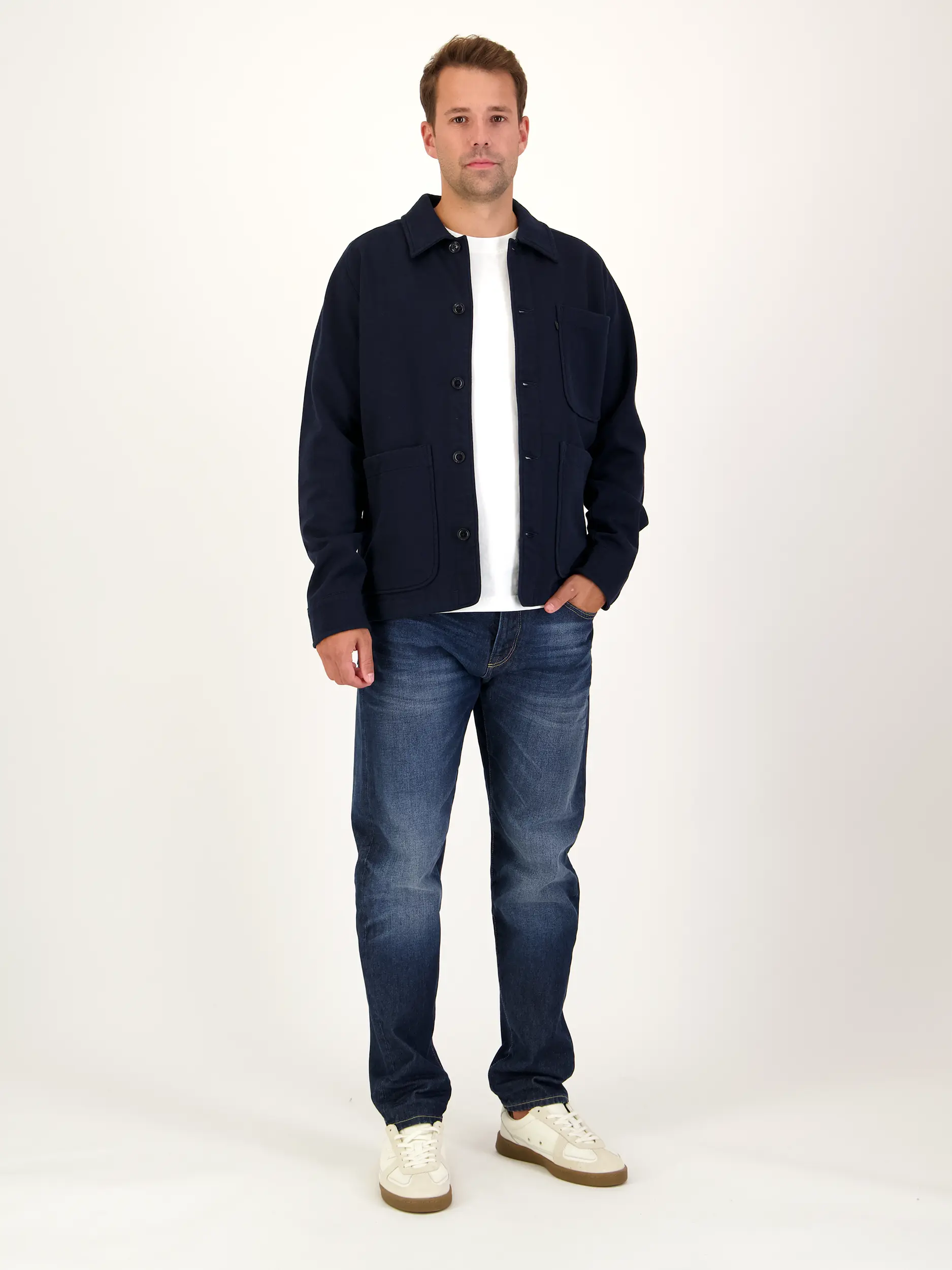 Overshirt 'Felix' - Artikel Teil eines Outfits getragen von einem Modell - Farbe: Blau