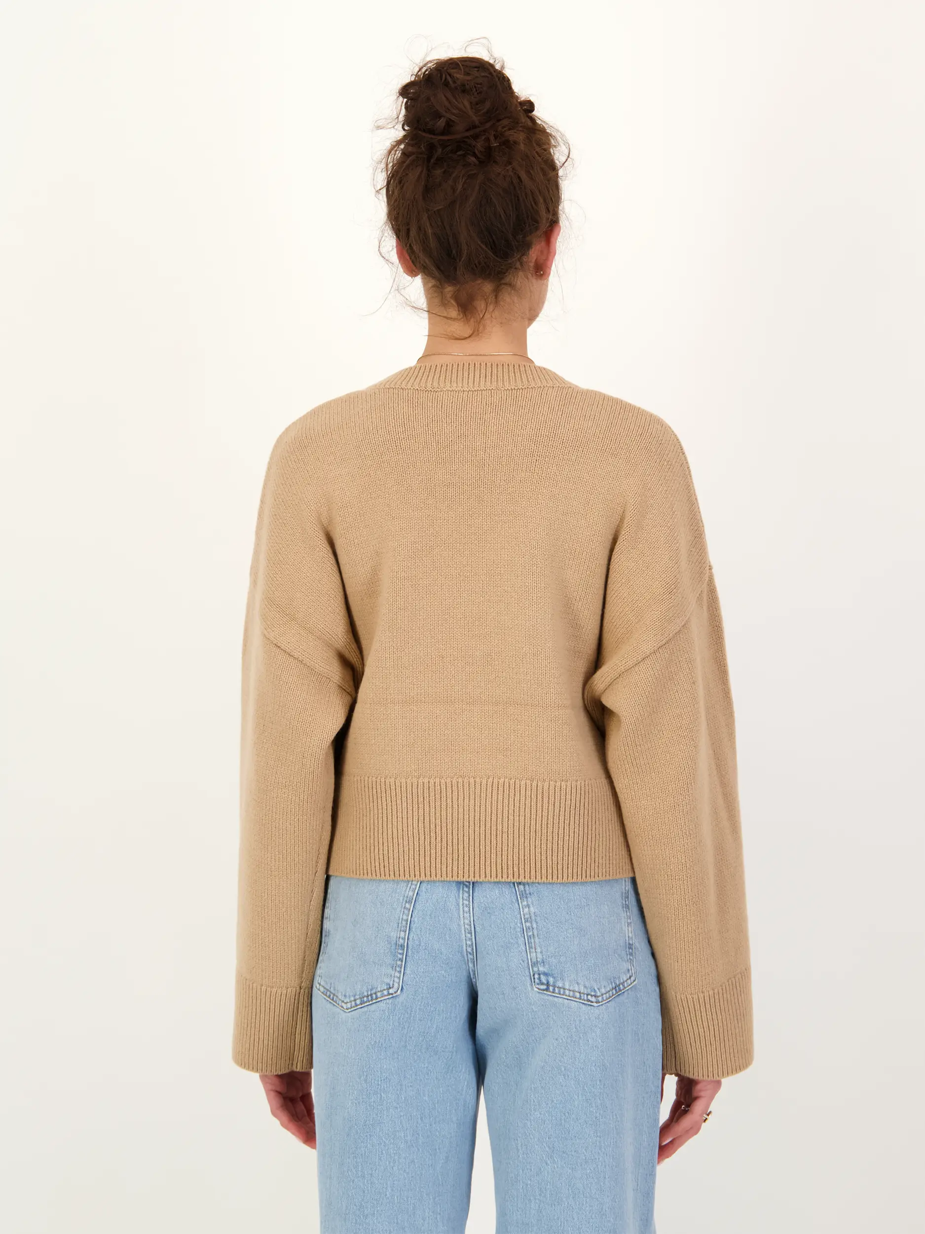 Pullover langarm - Artikel Rückseite getragen von einem Modell - Farbe: Braun