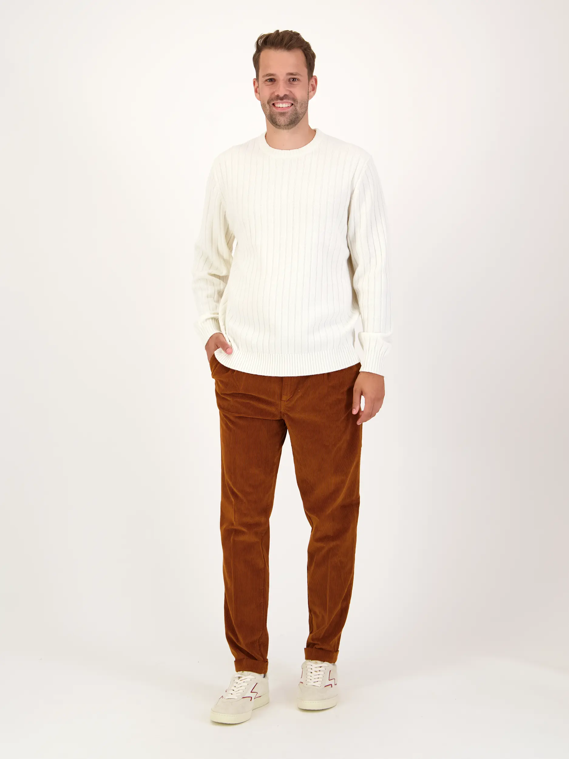 Cordhose 'Joec' - Artikel Teil eines Outfits getragen von einem Modell - Farbe: Braun