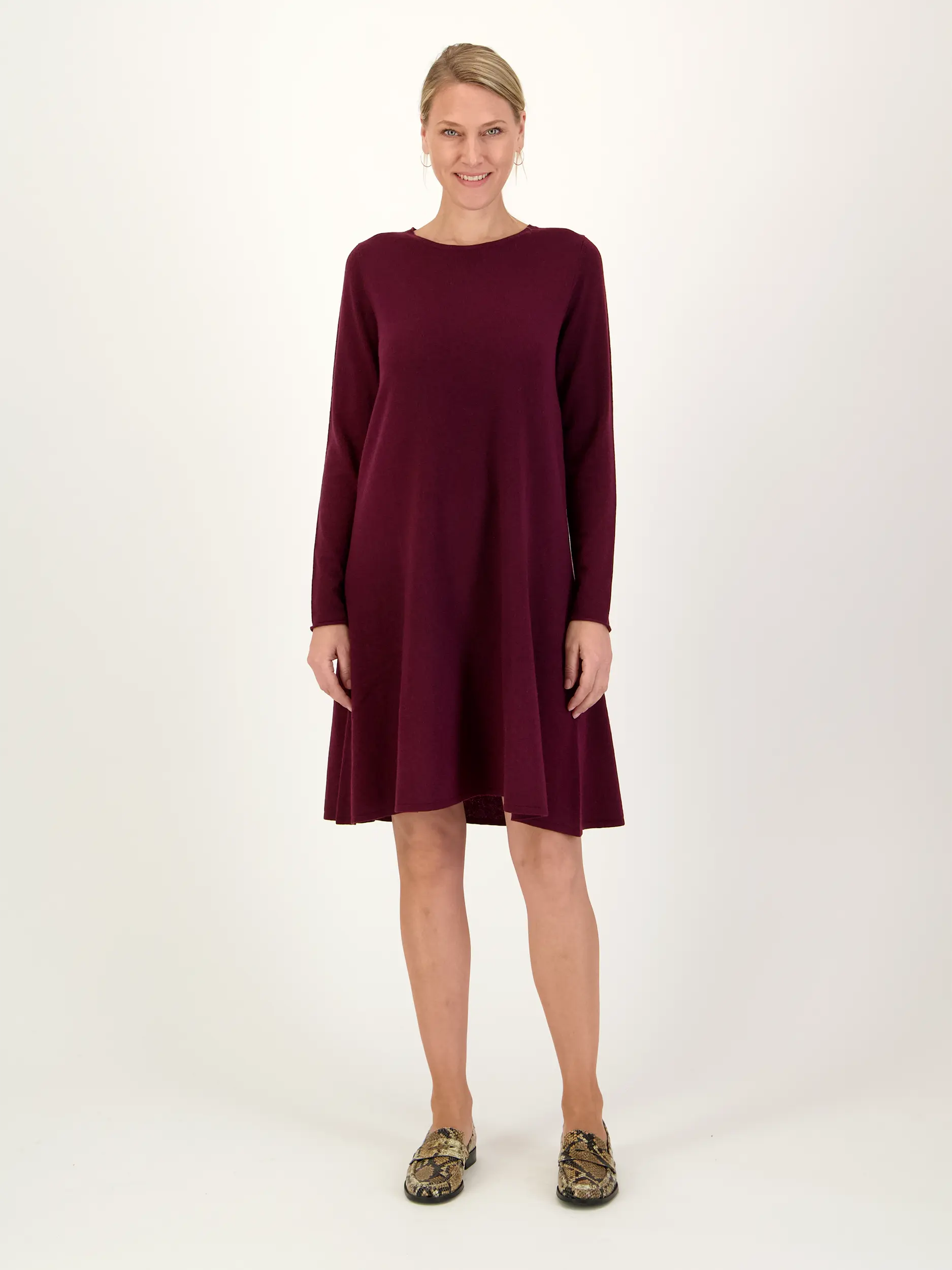 Midi Wollkleid langarm - Artikel Vorderseite getragen von einem Modell - Farbe: Rot
