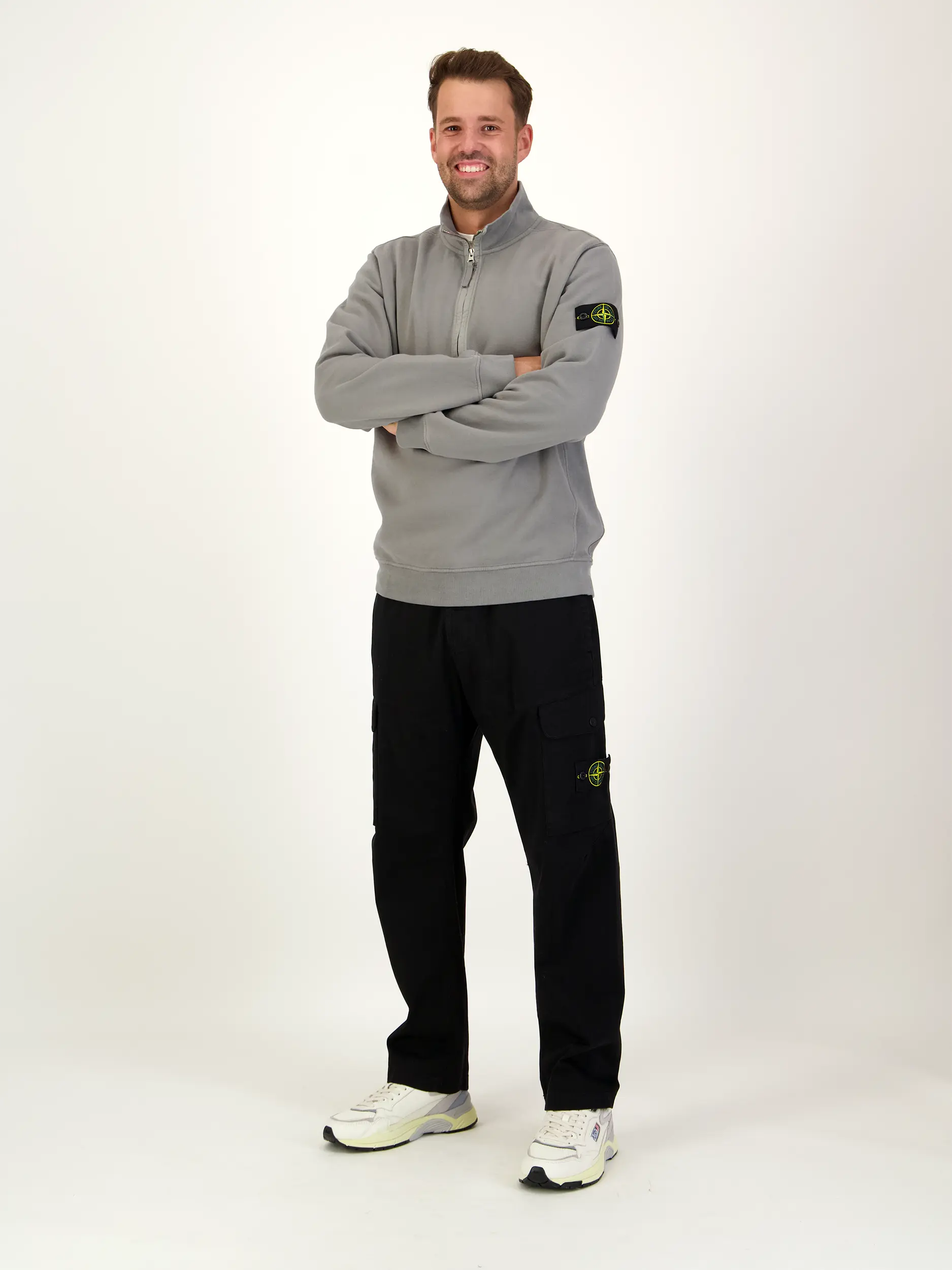 Sweatshirt - Artikel Teil eines Outfits getragen von einem Modell