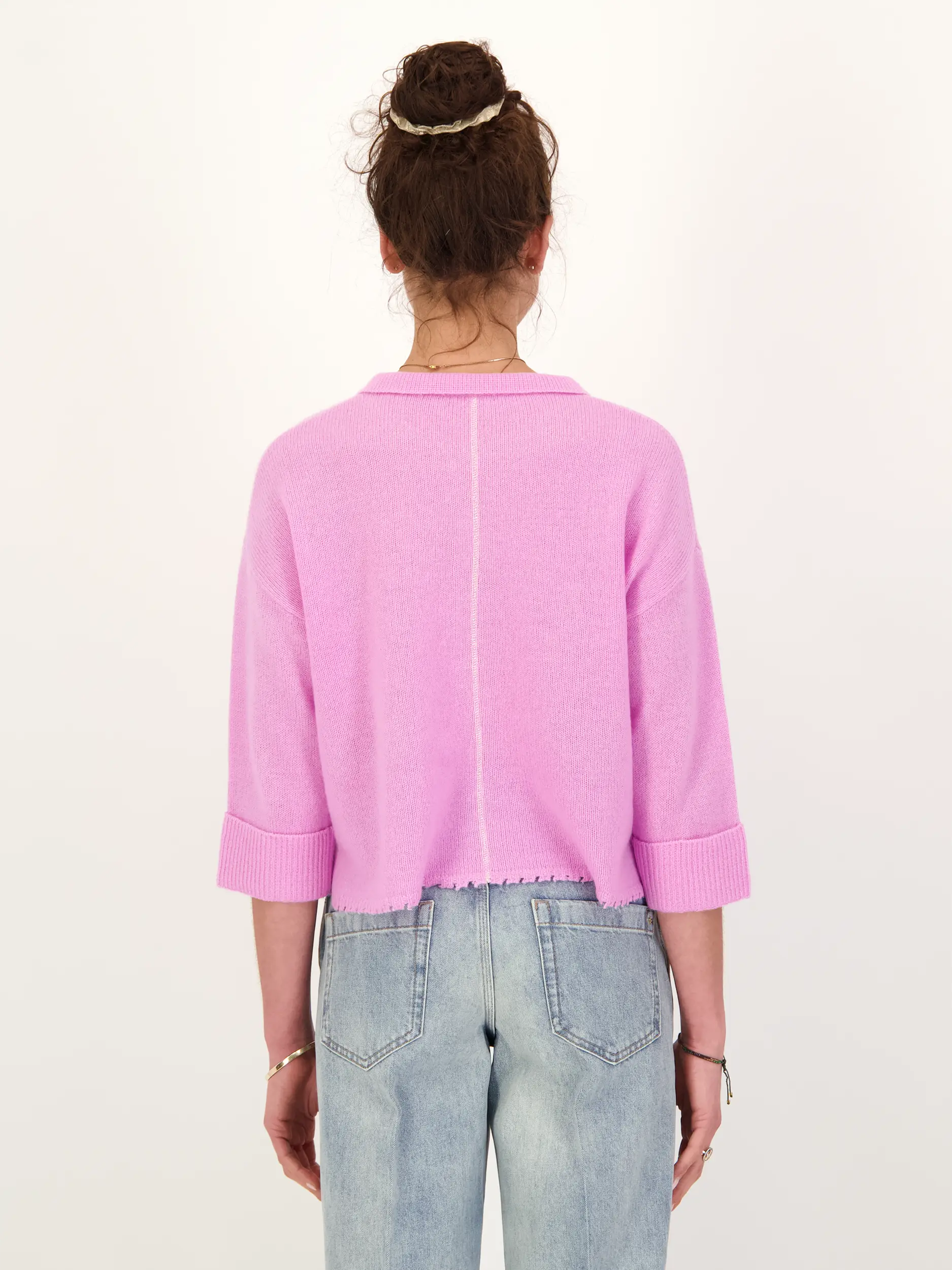 Strickjacke aus Kaschmir Mix - Artikel Rückseite getragen von einem Modell - Farbe: Rot