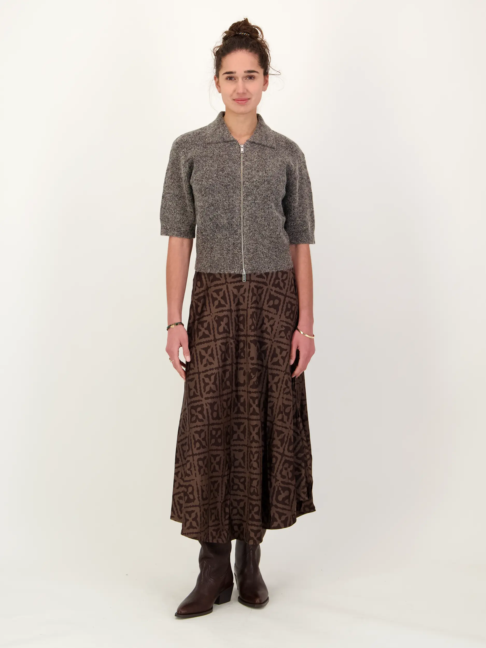 Strickjacke 'Sakelsie'  - Artikel Teil eines Outfits getragen von einem Modell - Farbe: Braun