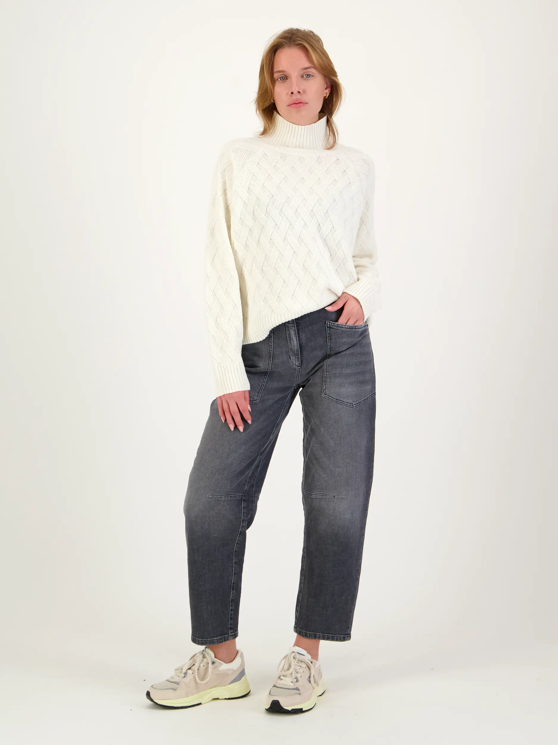 Mid Rise Barrel Jeans 'Ocean' - Artikel Teil eines Outfits getragen von einem Modell - Farbe: Grau