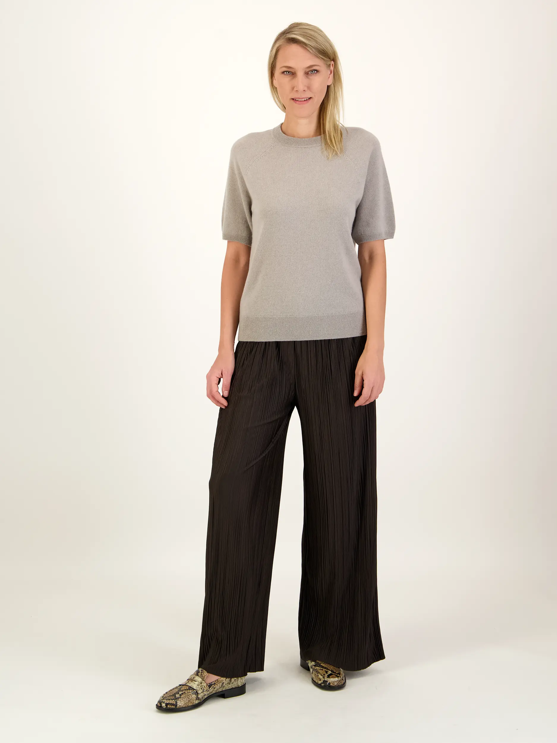 Pullover 'Saboston' aus Cashmere kurzarm - Artikel Teil eines Outfits getragen von einem Modell - Farbe: Grau