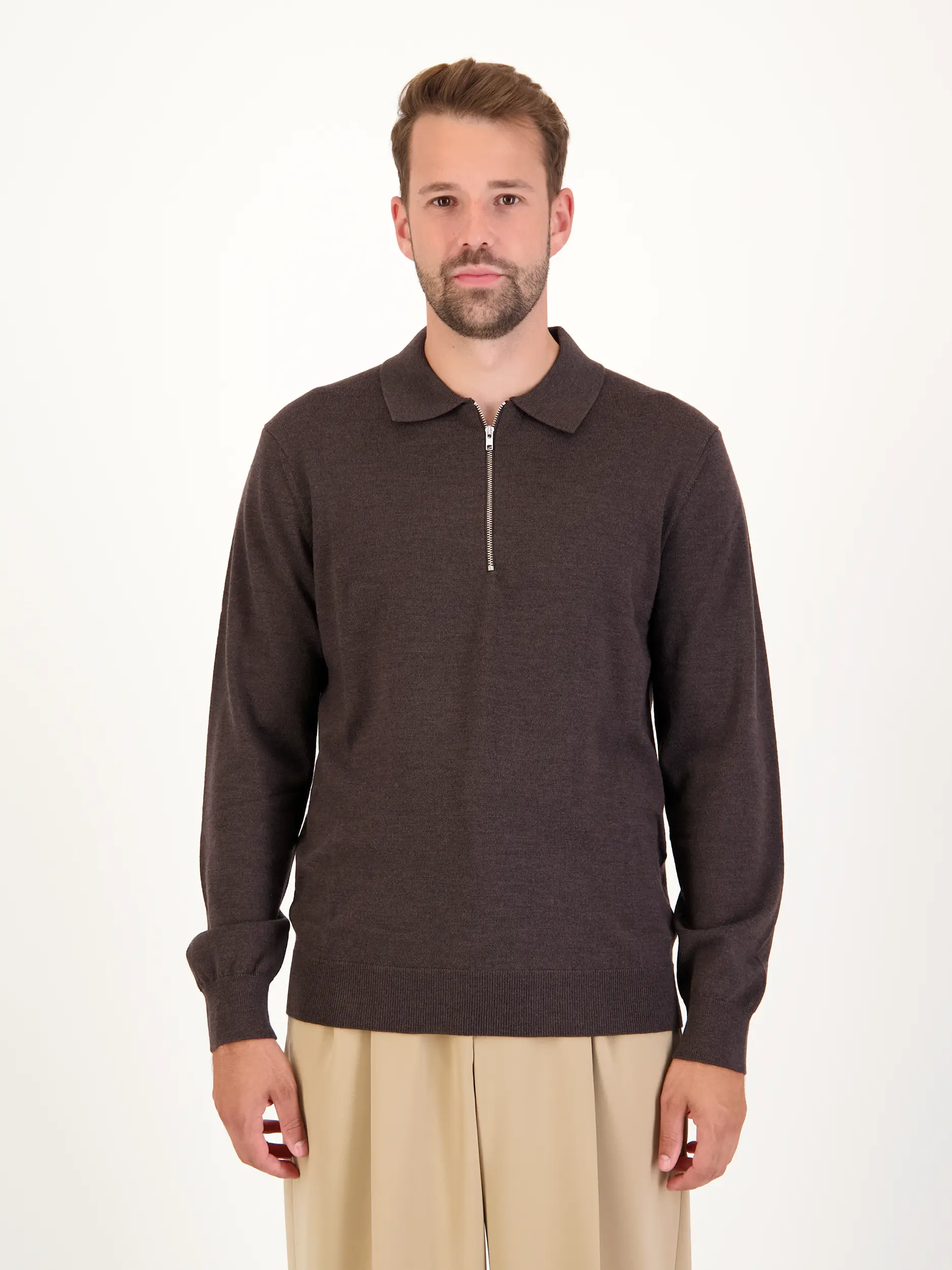 Pullover 'Sergio' aus Wolle langarm - Artikel Vorderseite getragen von einem Modell - Farbe: Braun